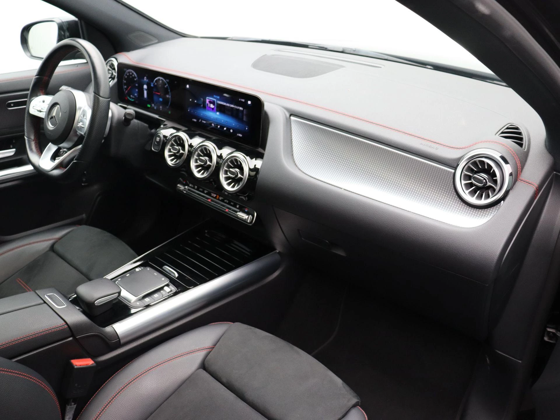 Mercedes-Benz EQA 250 AMG Line + PANORAMISCH DAK + NIGHTPAKKET +