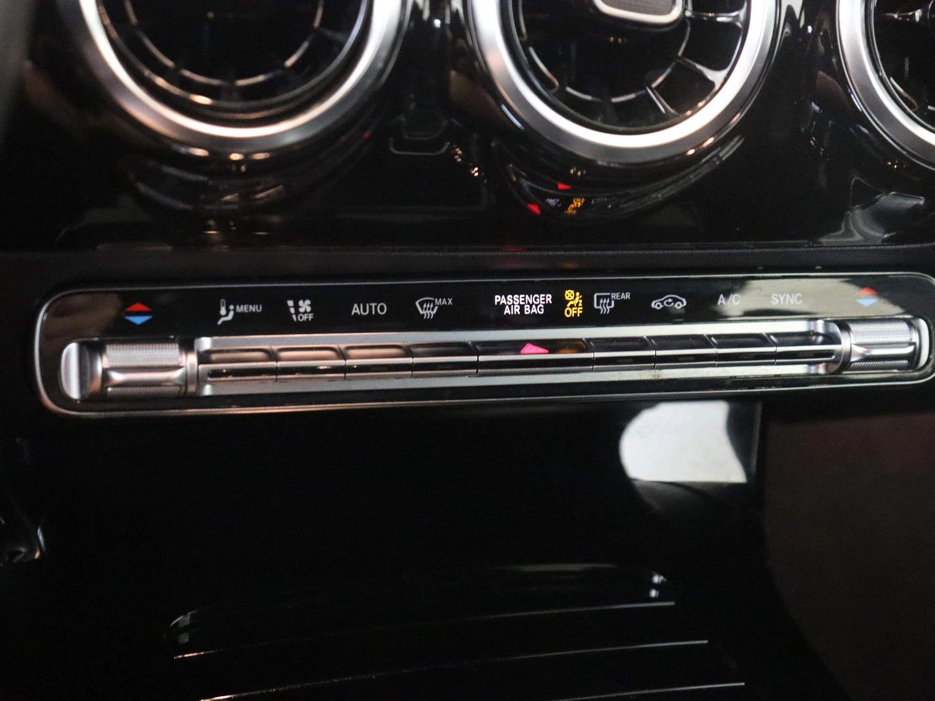 Mercedes-Benz-CLA-image-19
