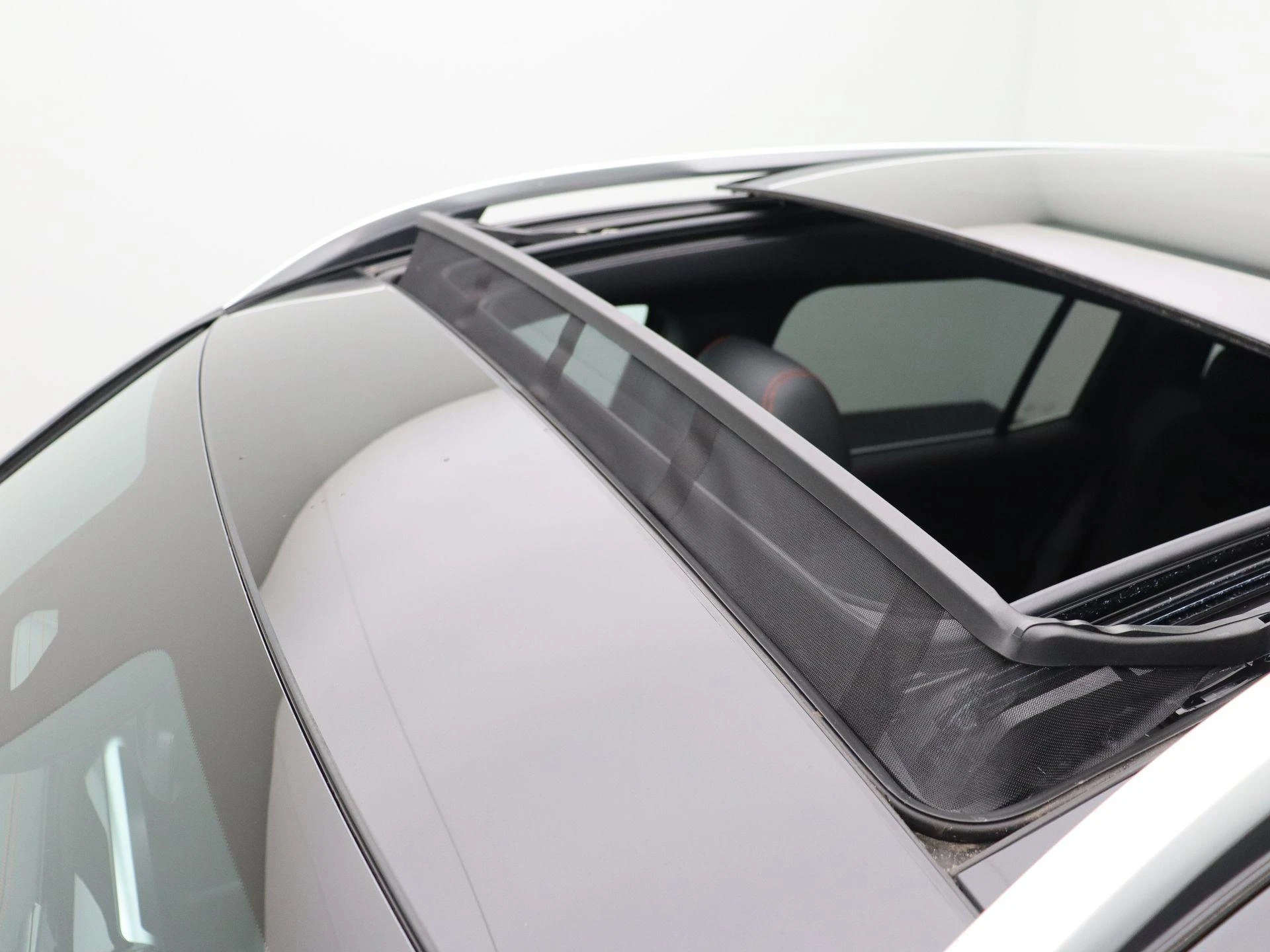 Mercedes-Benz-EQB-image-15