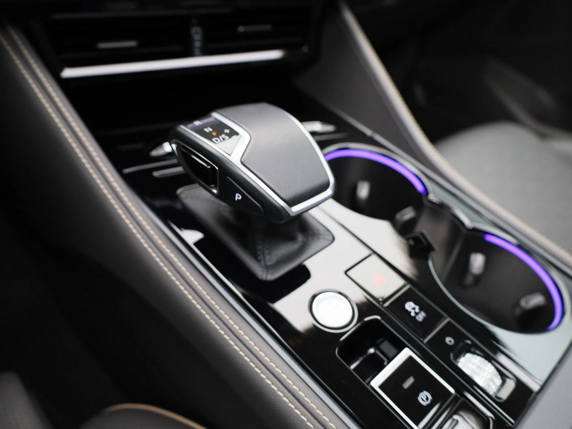 Volkswagen-Touareg-image-17