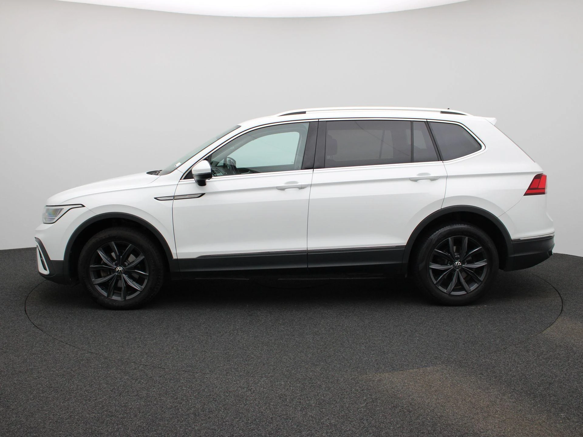Volkswagen-Tiguan-image-4