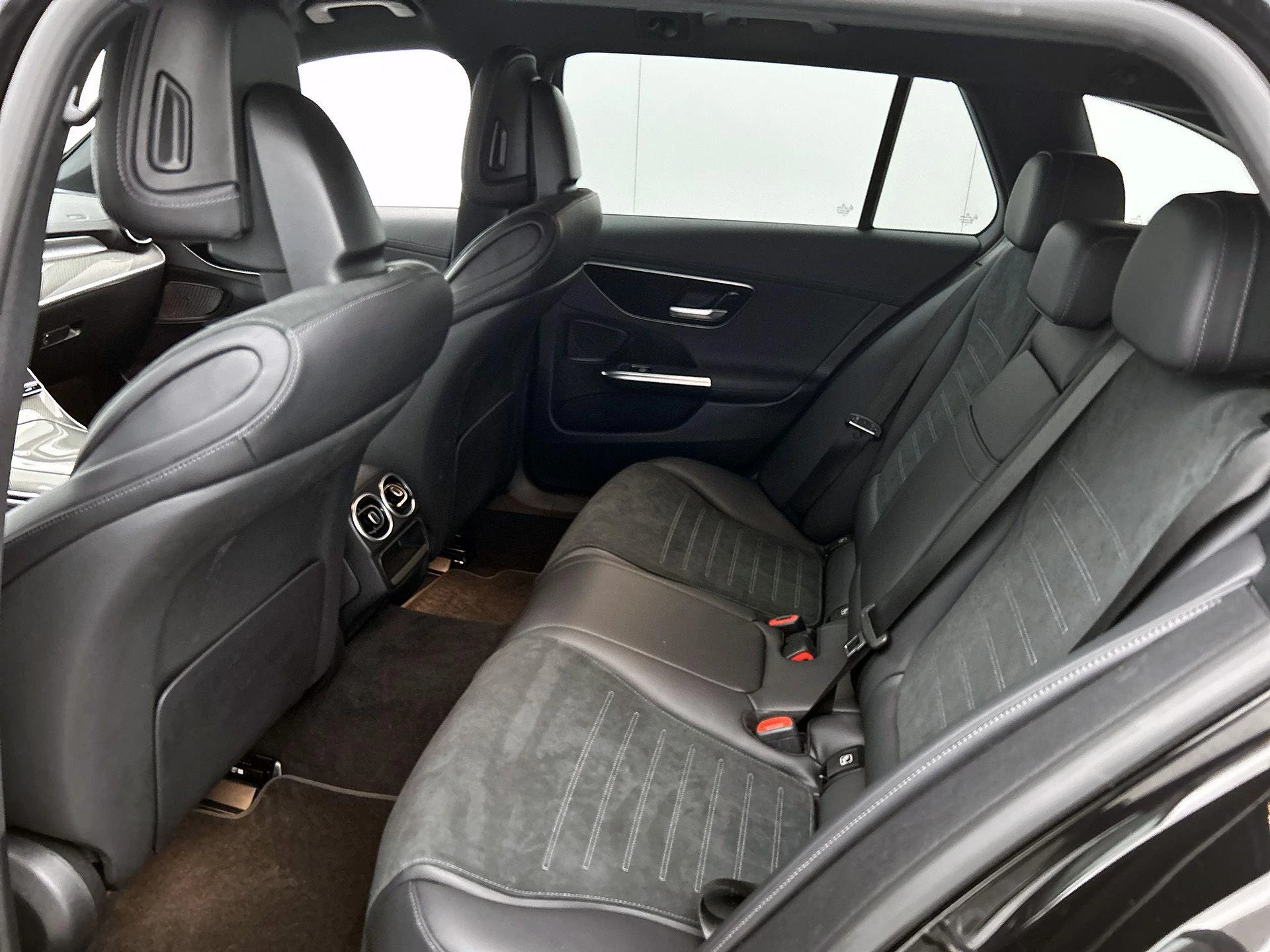 Mercedes-Benz-C-Klasse-image-33