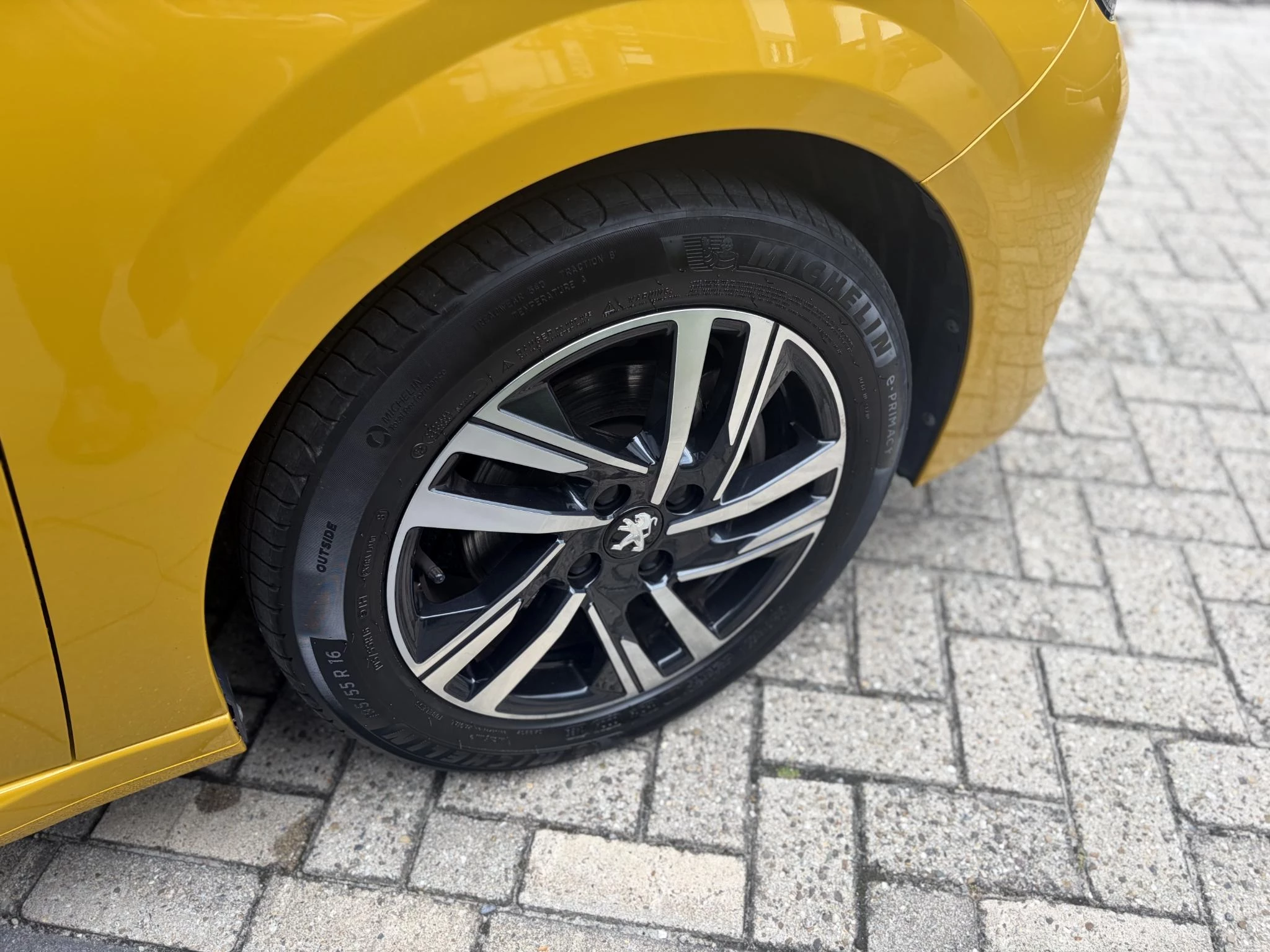 Peugeot-208-image-12