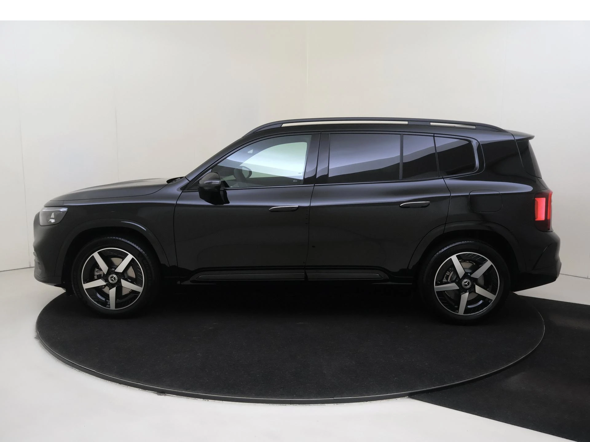 Mercedes-Benz-GLB-image-7