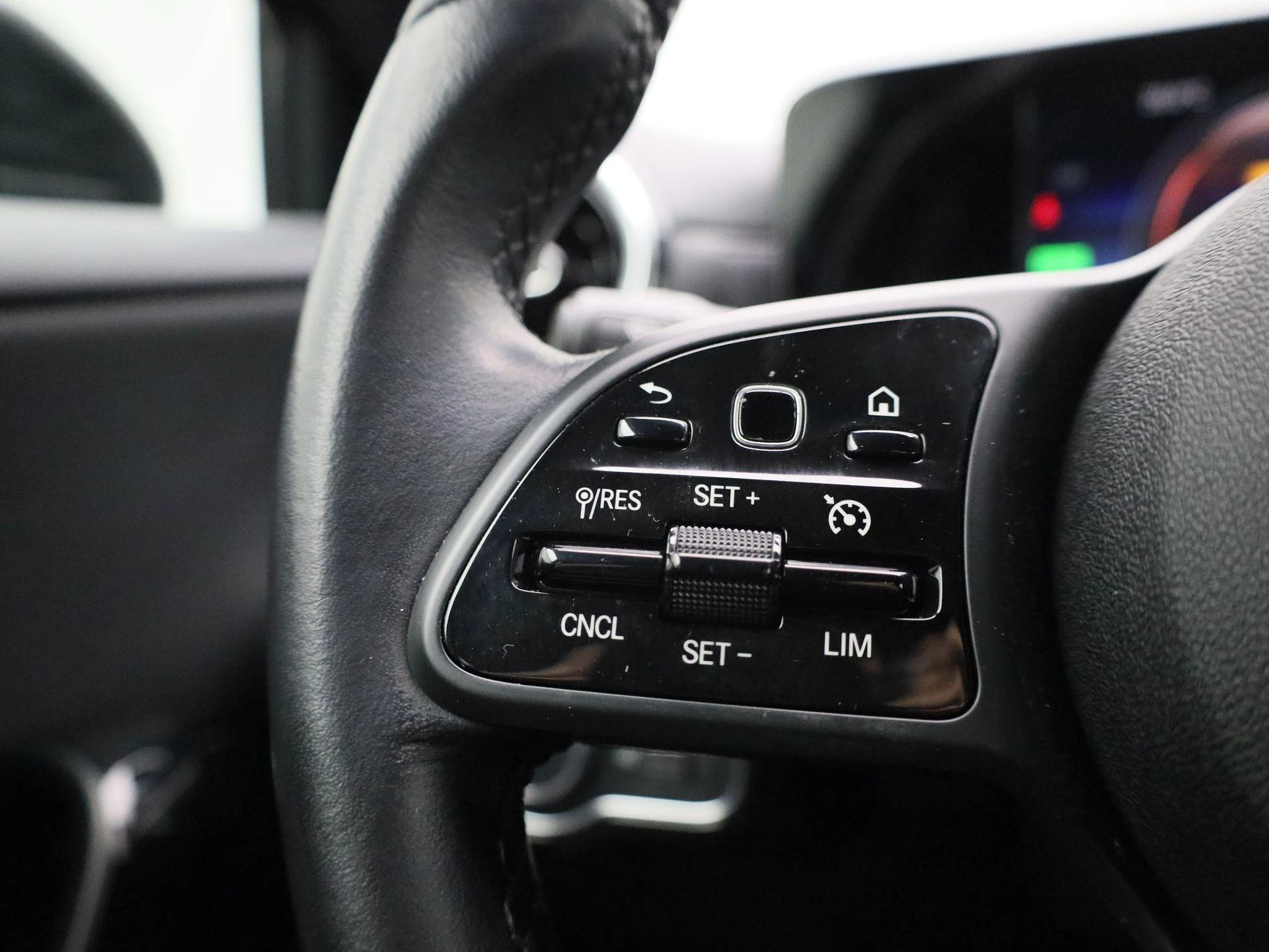 Mercedes-Benz-A-Klasse-image-20