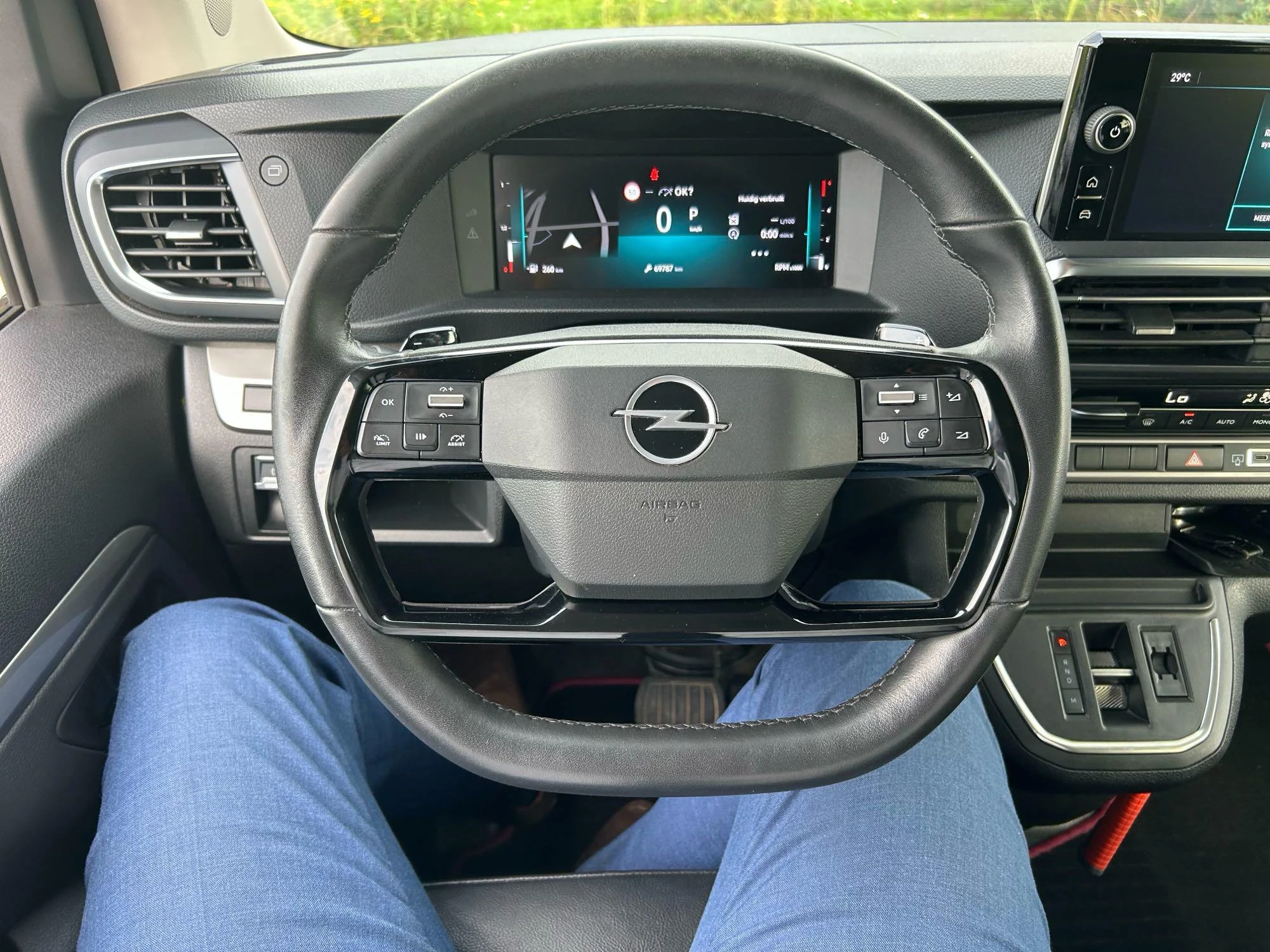 Opel-Vivaro-image-7