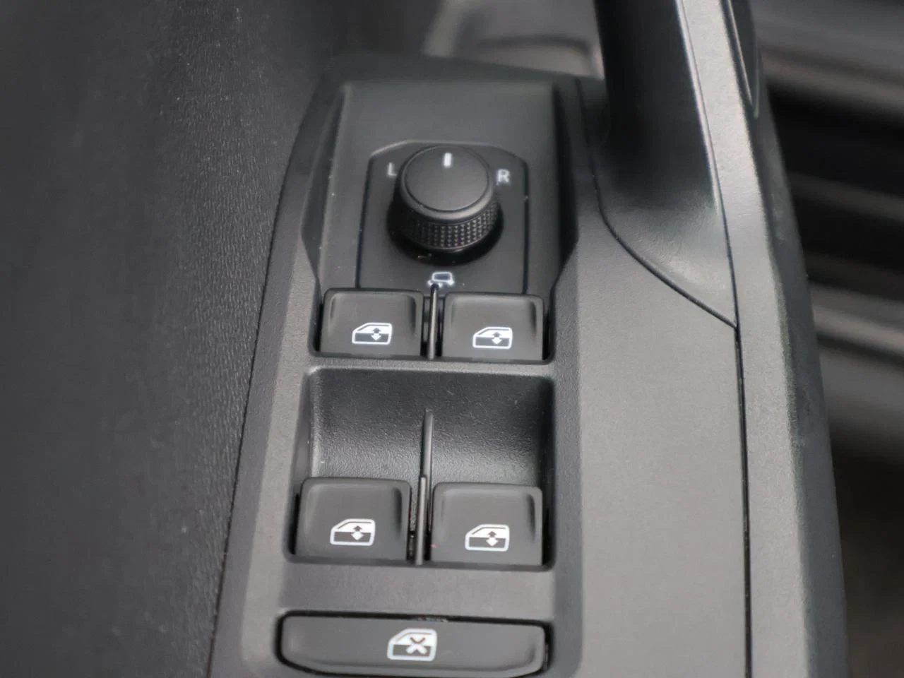 SEAT-Arona-image-18