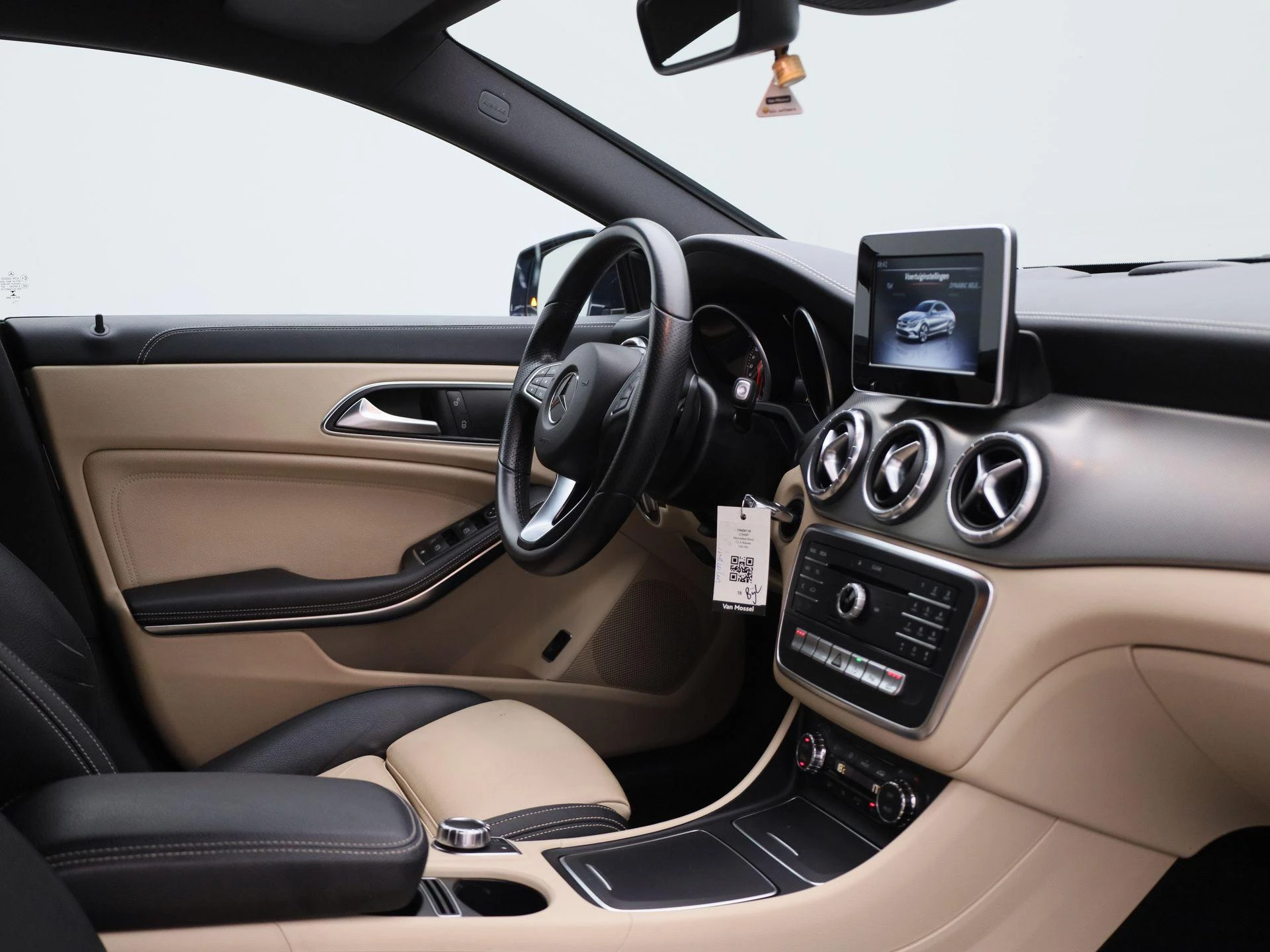 Mercedes-Benz-CLA-image-32