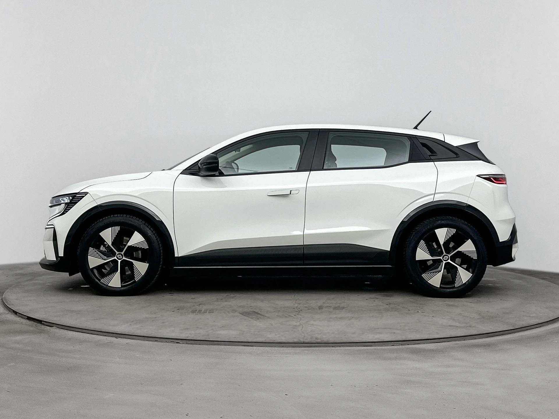 Renault-Megane E-Tech-image-1