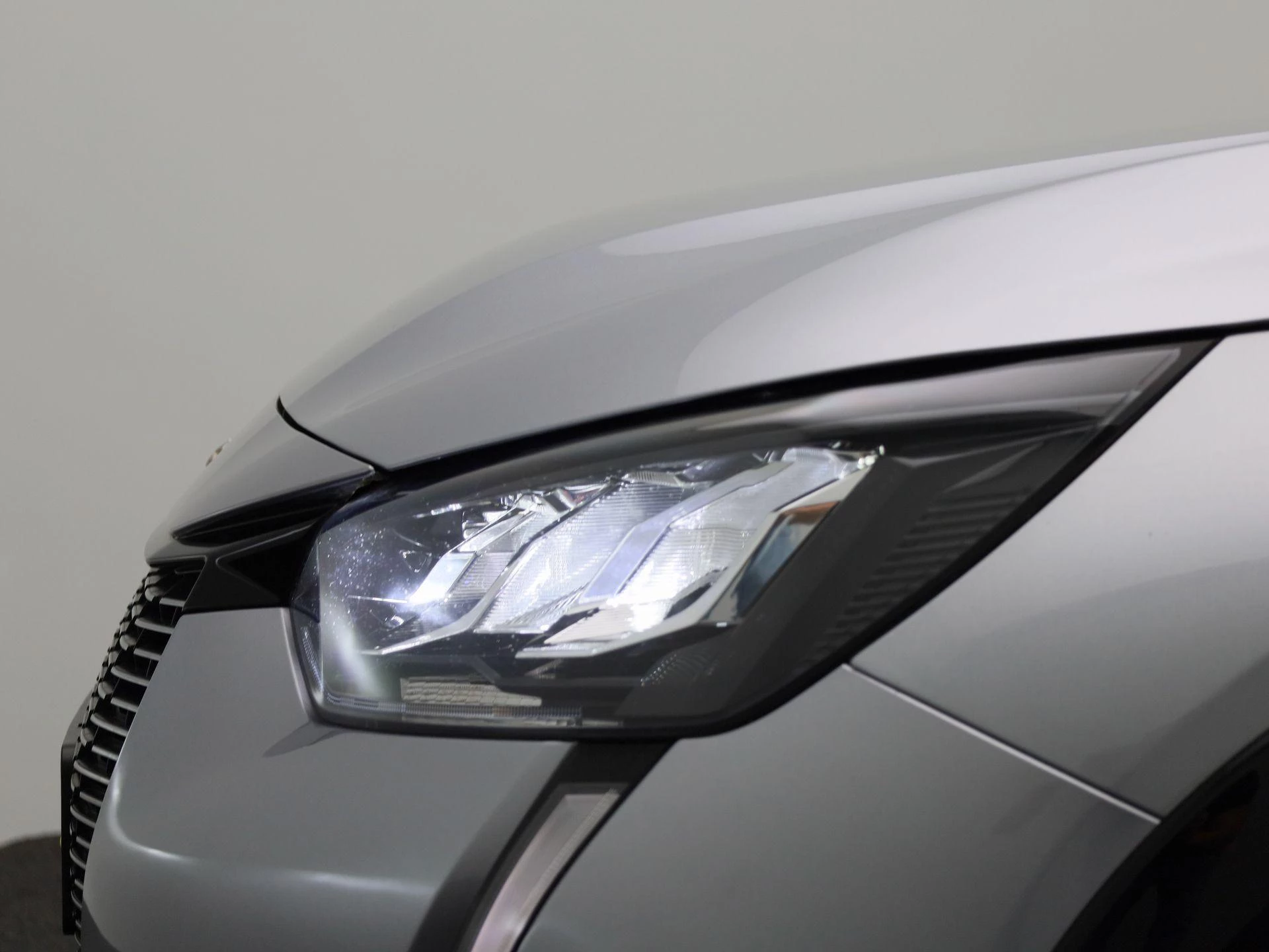 Peugeot-e-208-image-17