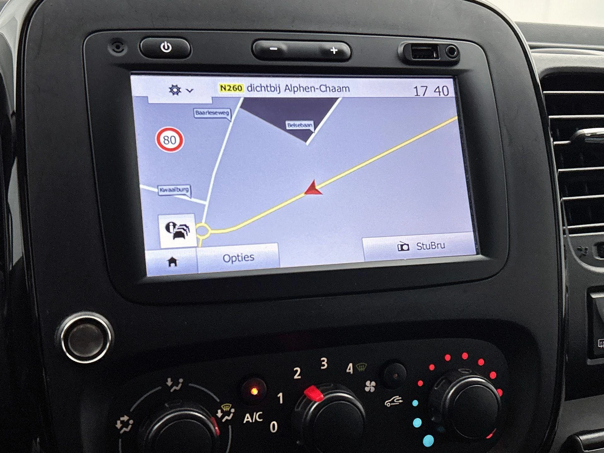 Opel-Vivaro-image-14