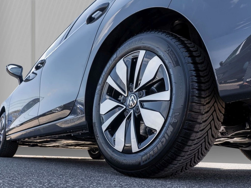 Volkswagen-Golf-image-4