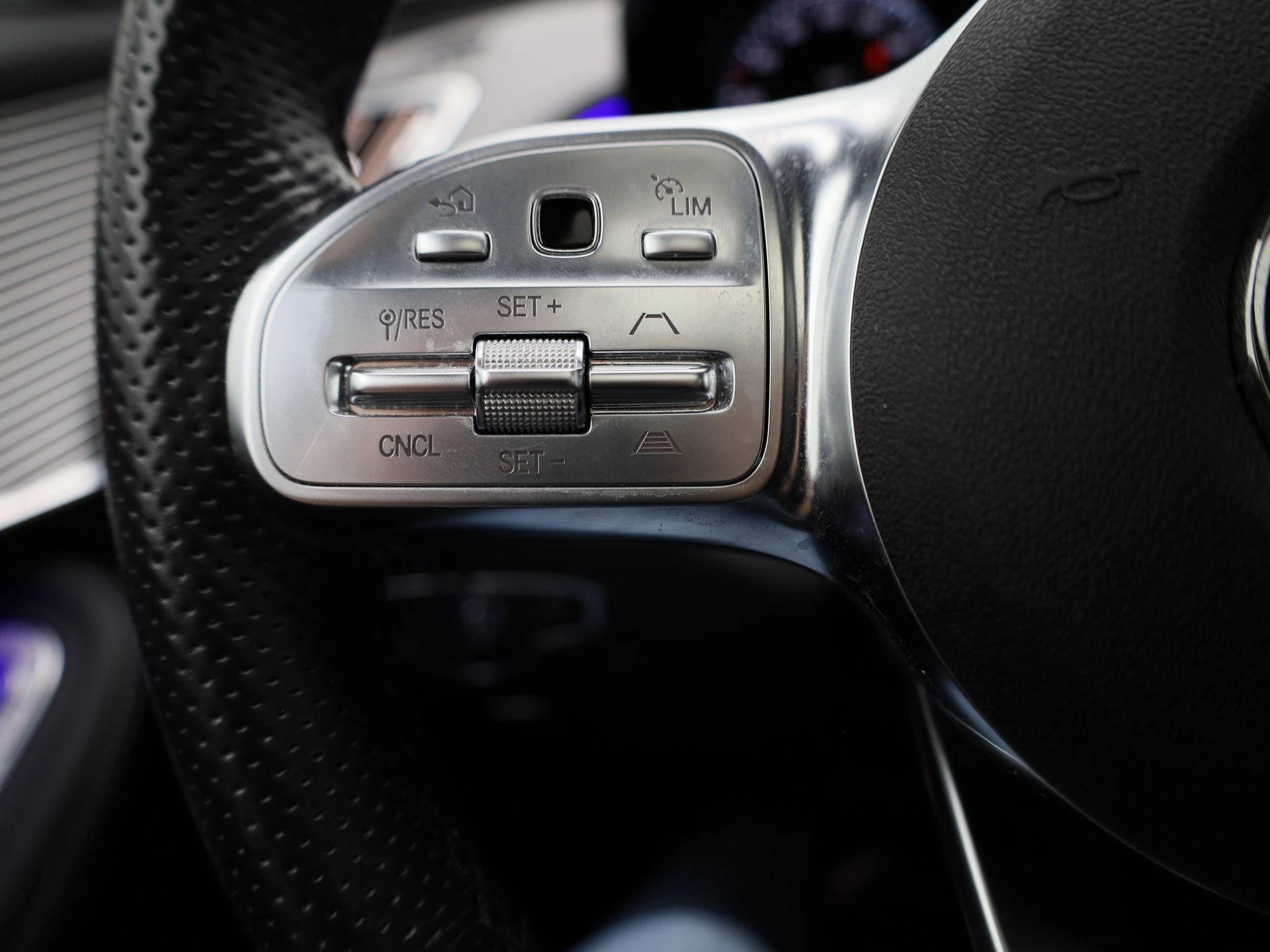 Mercedes-Benz-EQC-image-24