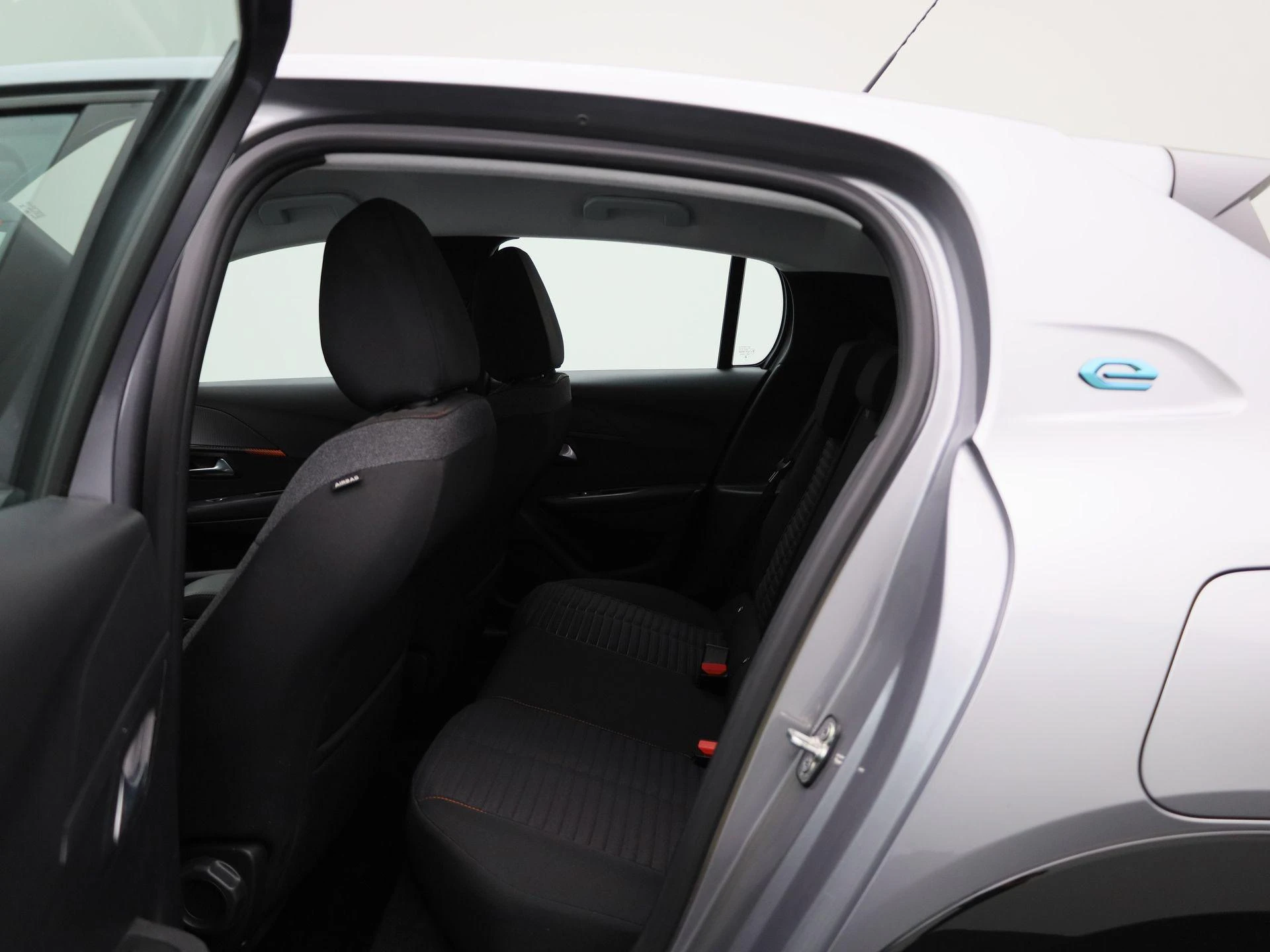 Peugeot-e-208-image-9