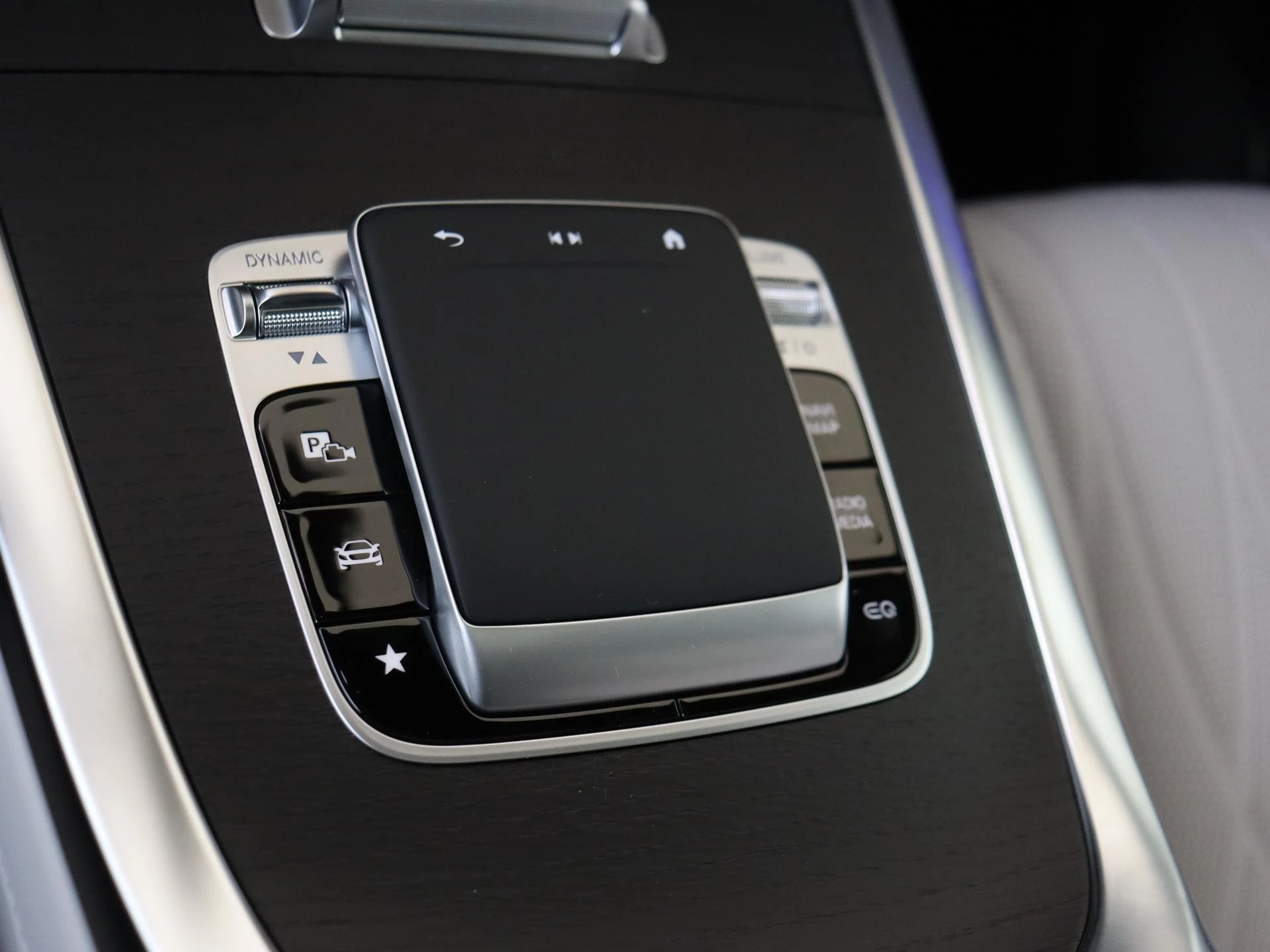 Mercedes-Benz-G-Klasse-image-23