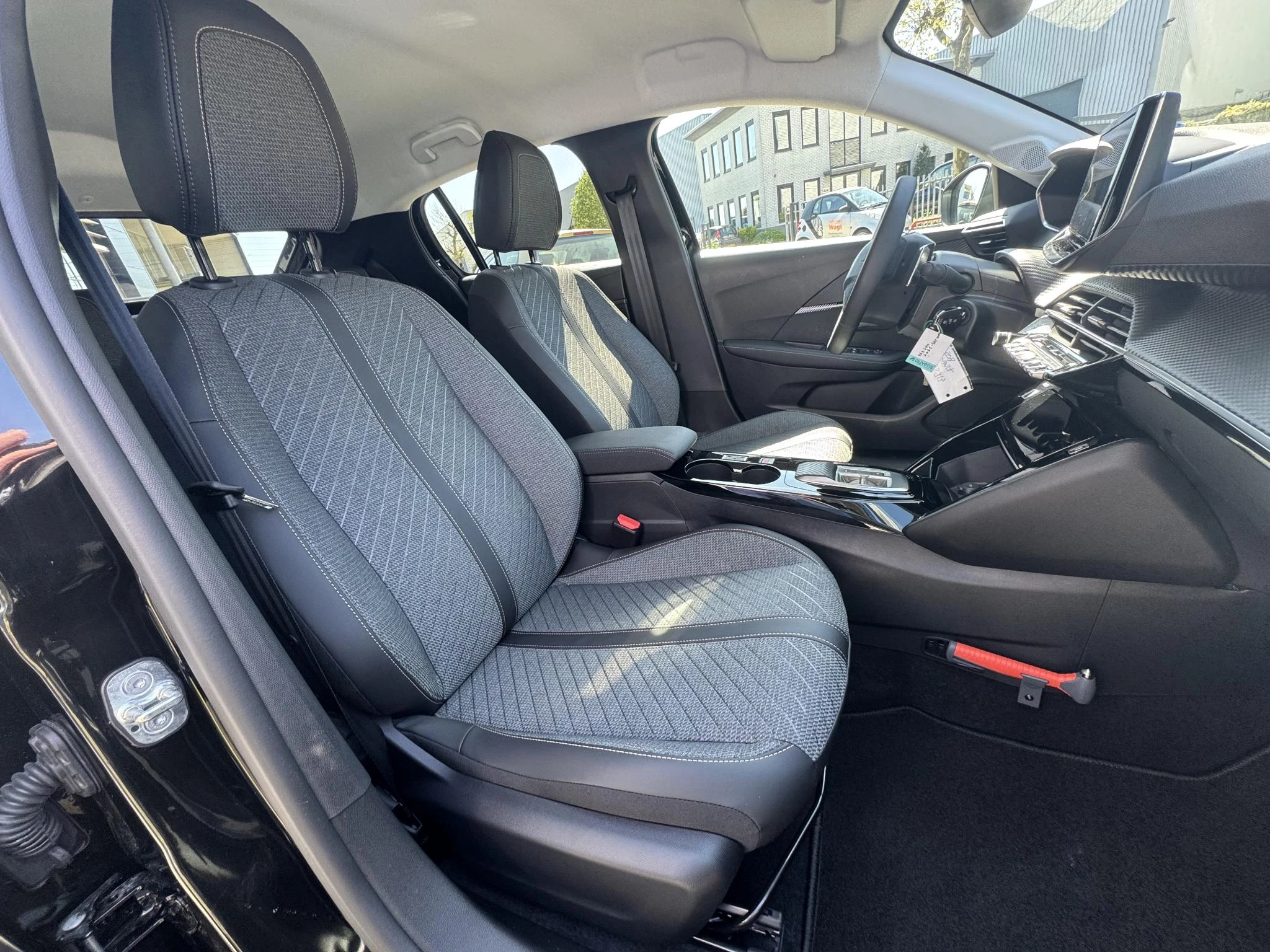 Peugeot-208-image-13