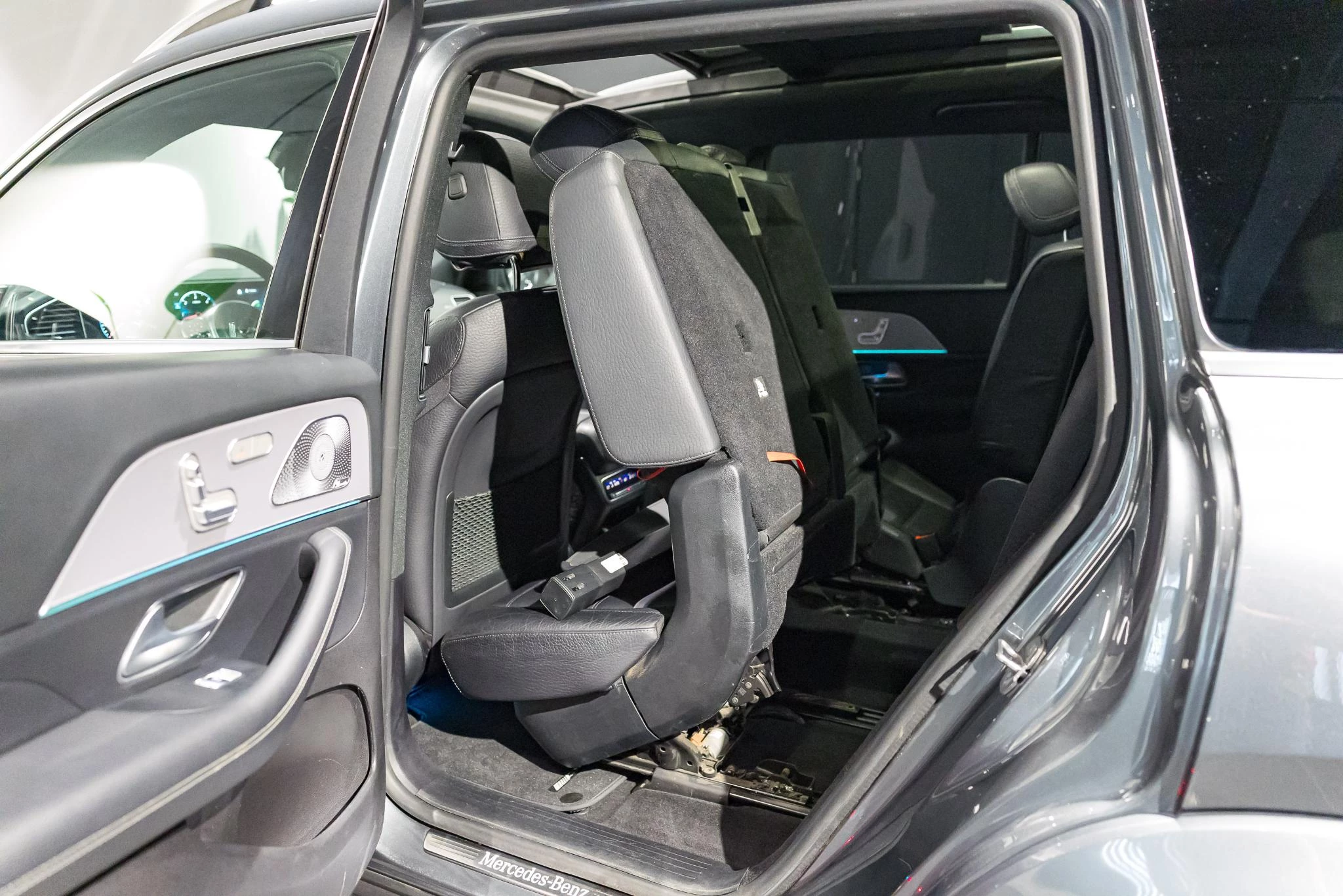 Mercedes-Benz-GLS-image-24