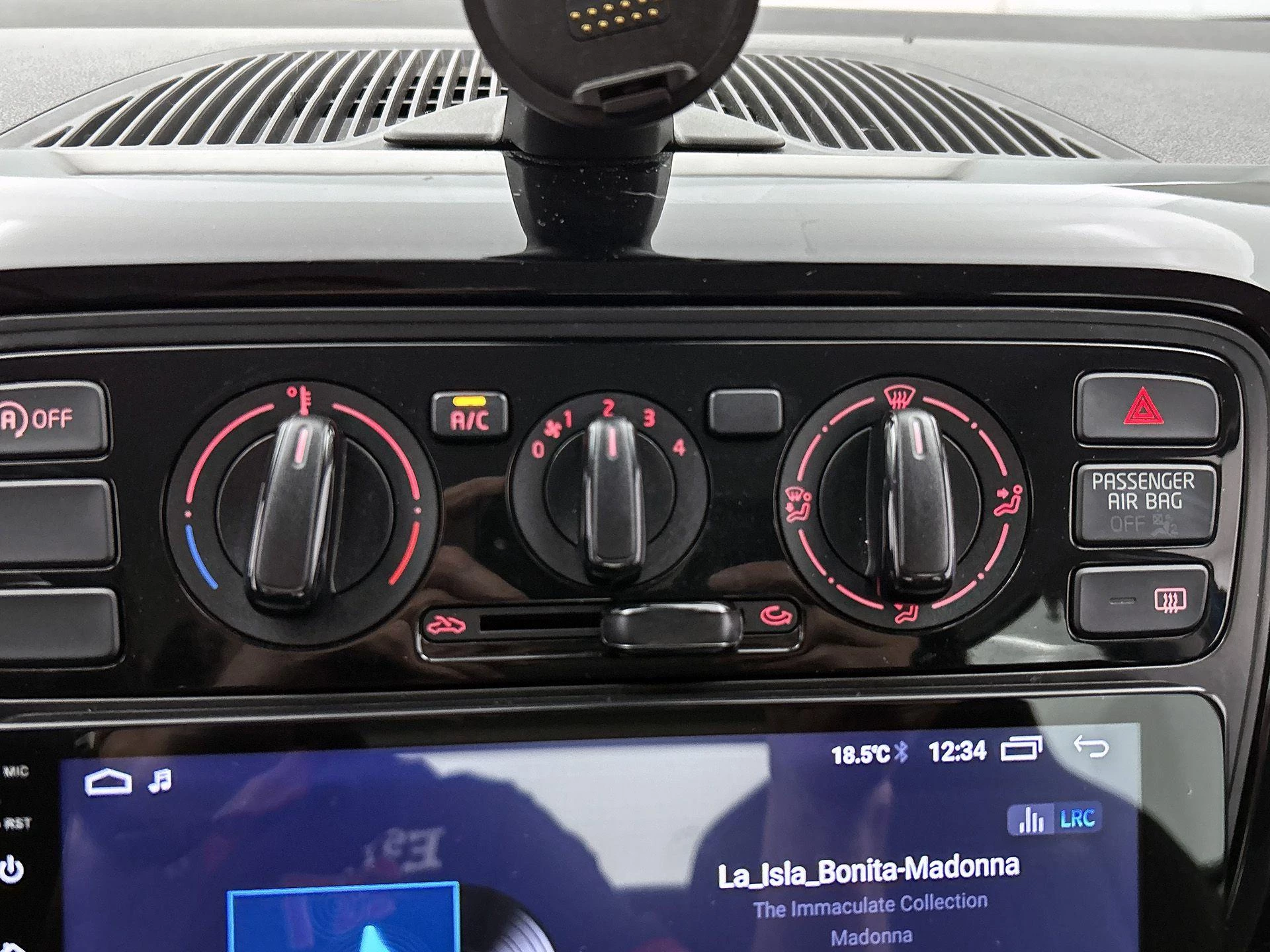 Volkswagen-up!-image-23