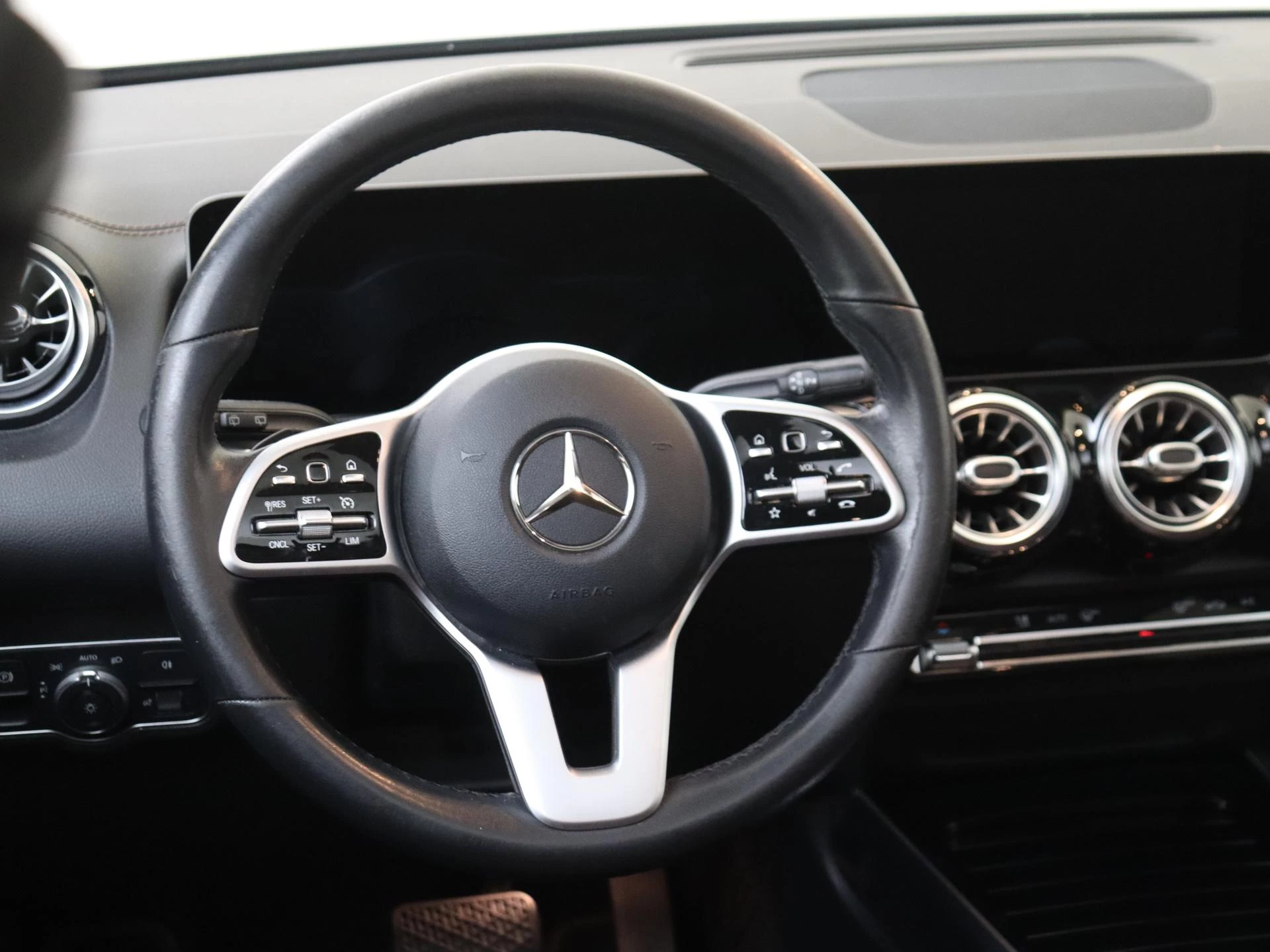 Mercedes-Benz-GLB-image-9