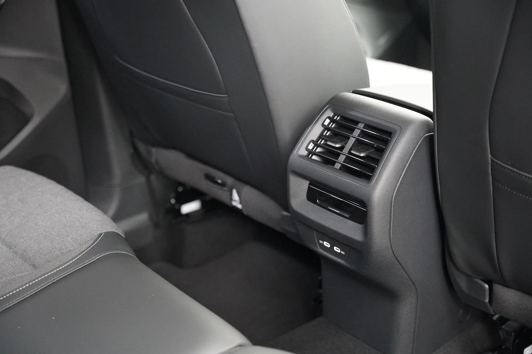 Volkswagen-Tiguan-image-25