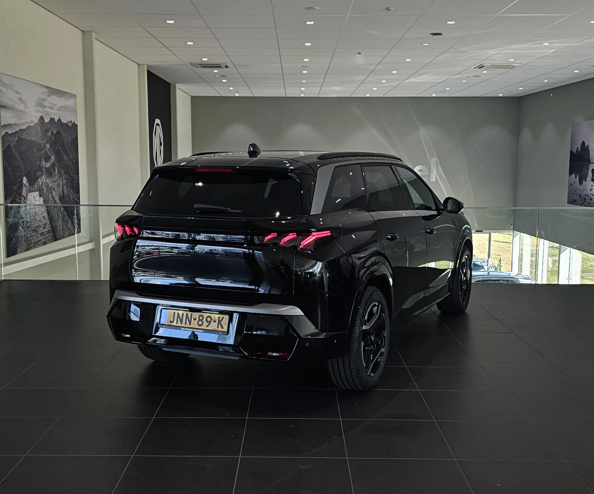 Peugeot-e-5008-image-4