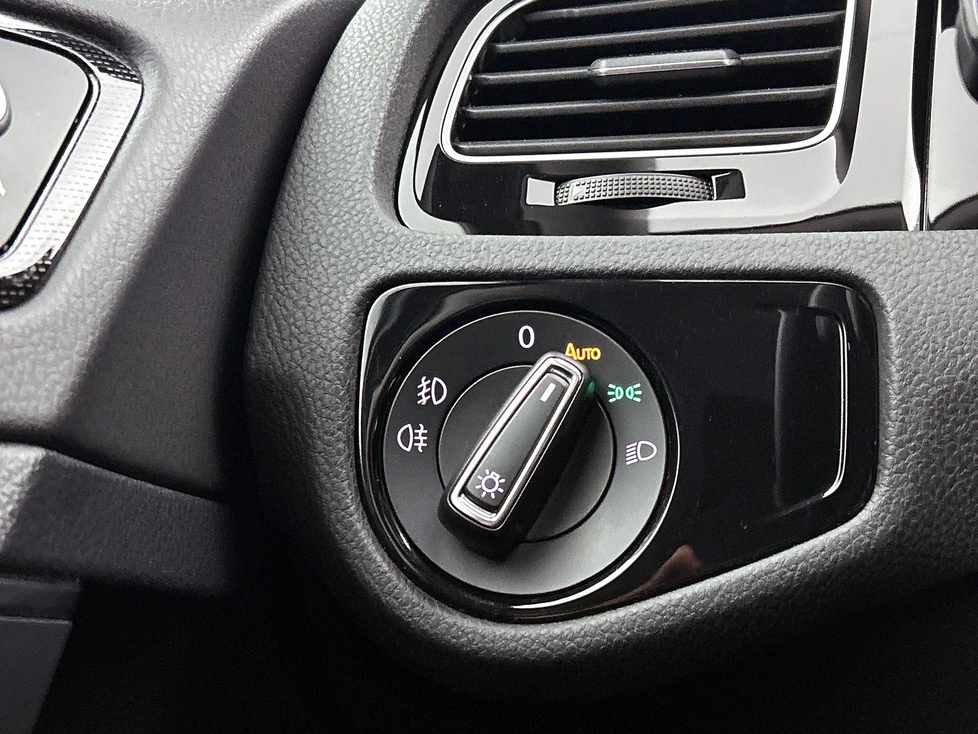 Volkswagen-Golf-image-15