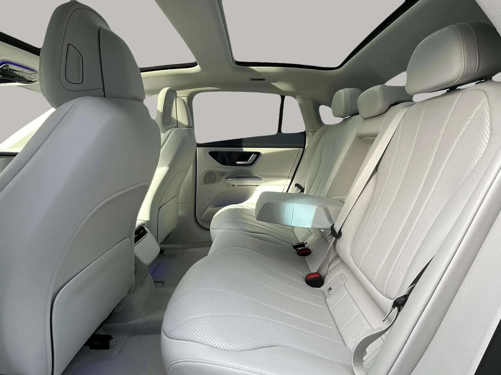 Mercedes-Benz-EQE-image-13