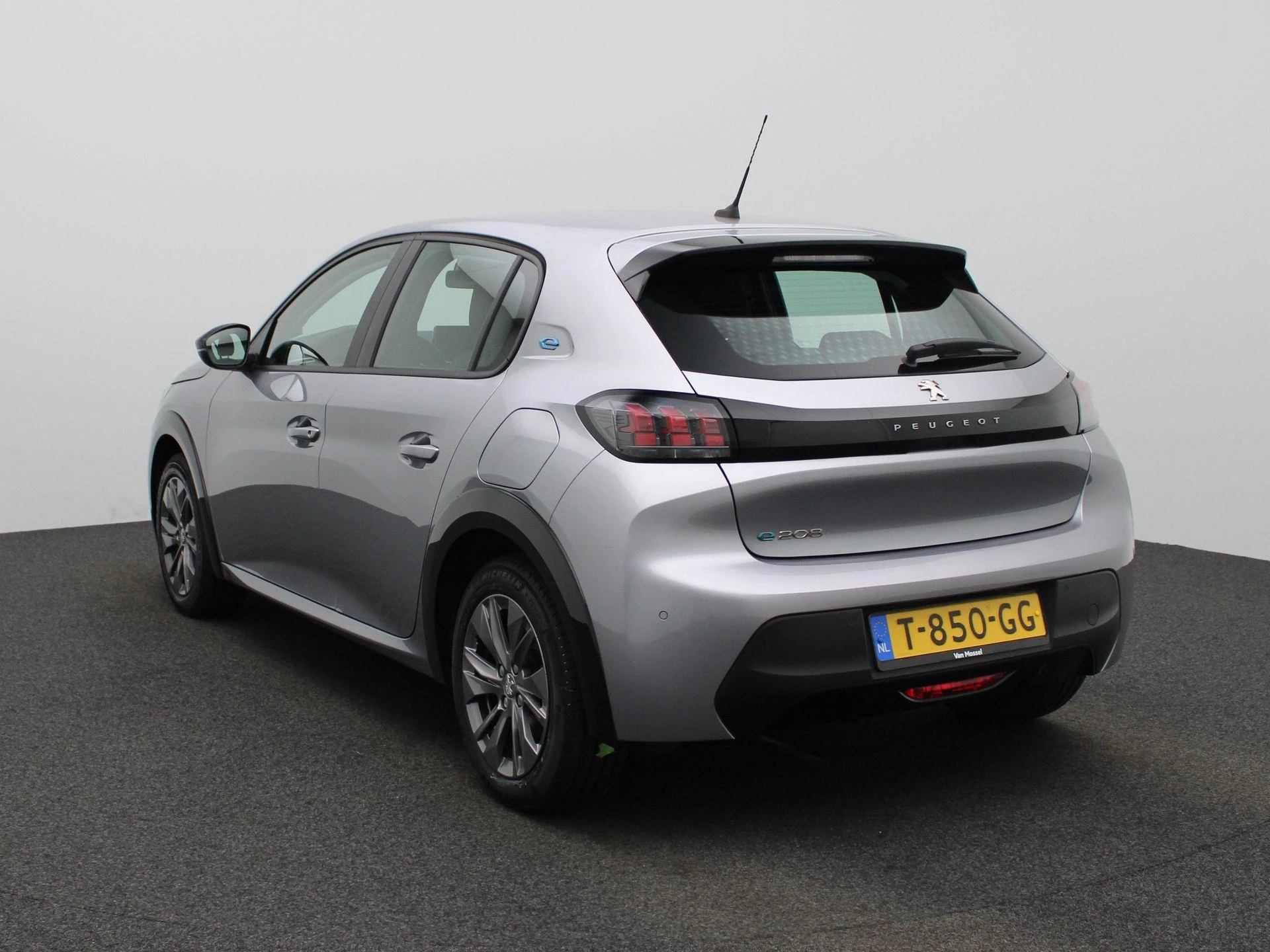 Peugeot-e-208-image-1