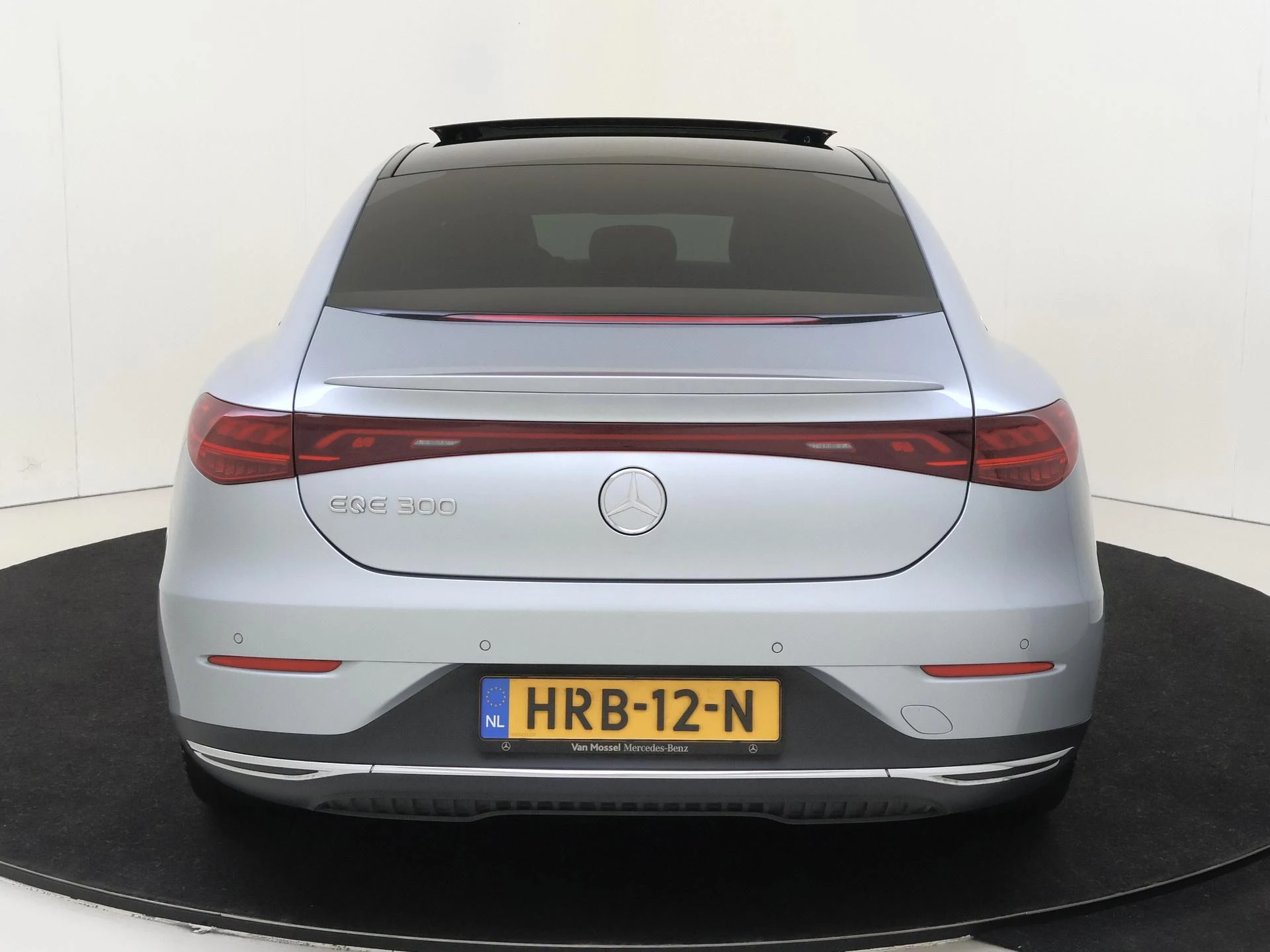 Mercedes-Benz-EQE-image-6