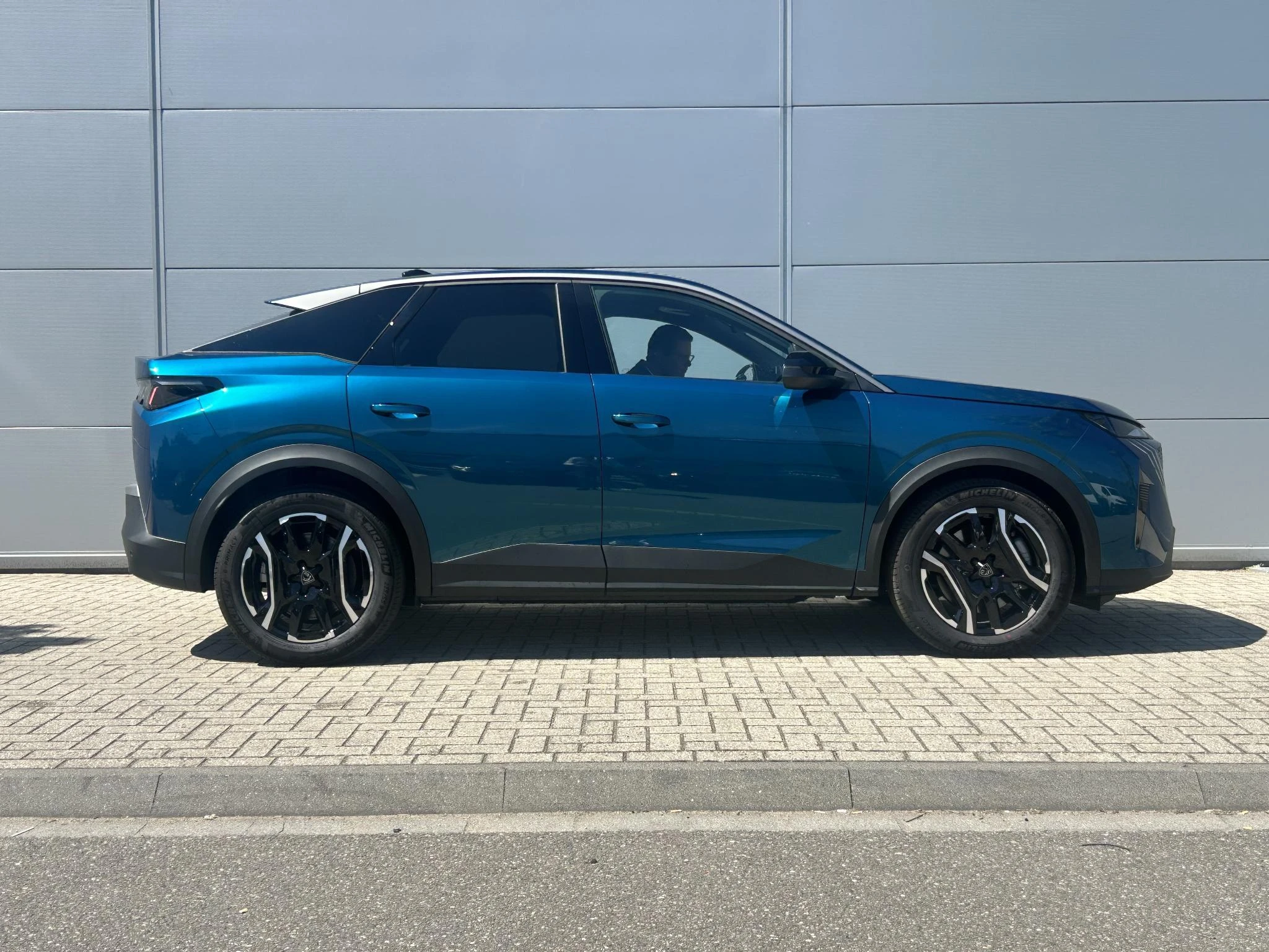 Peugeot-e-3008-image-2