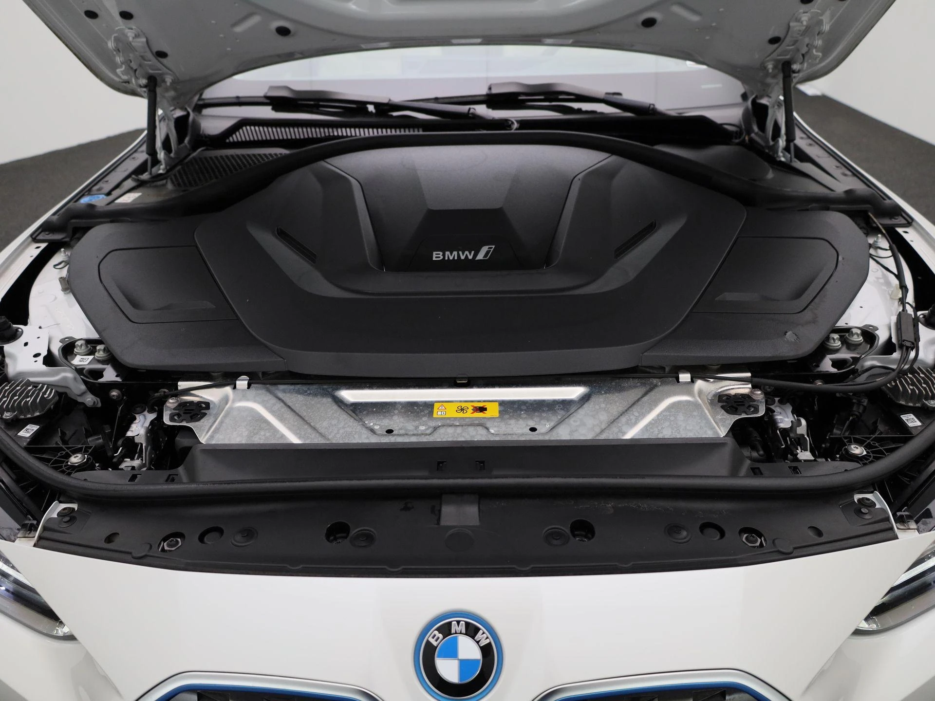 BMW-i4-image-31