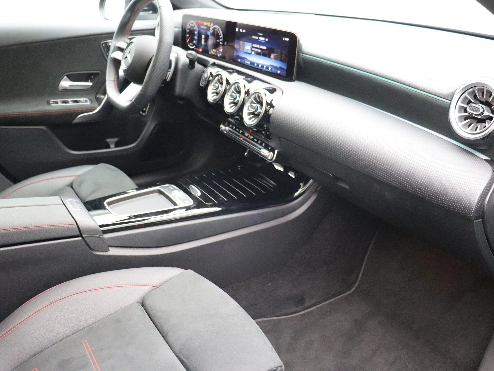 Mercedes-Benz A-Klasse 250 e AMG Line + PANO DAK + MULTIBEAM LED + CARPLAY +