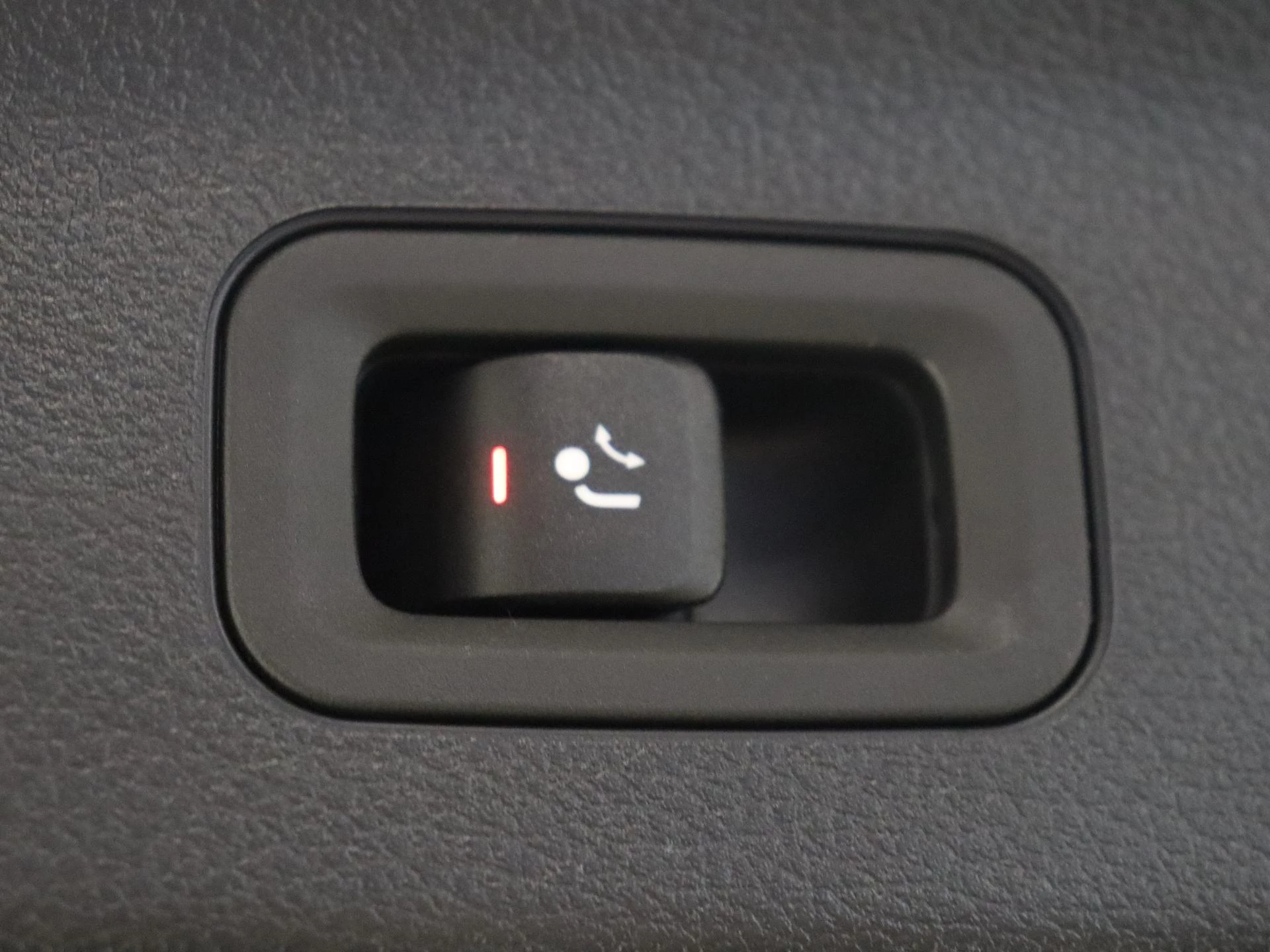 Mercedes-Benz-GLS-image-38