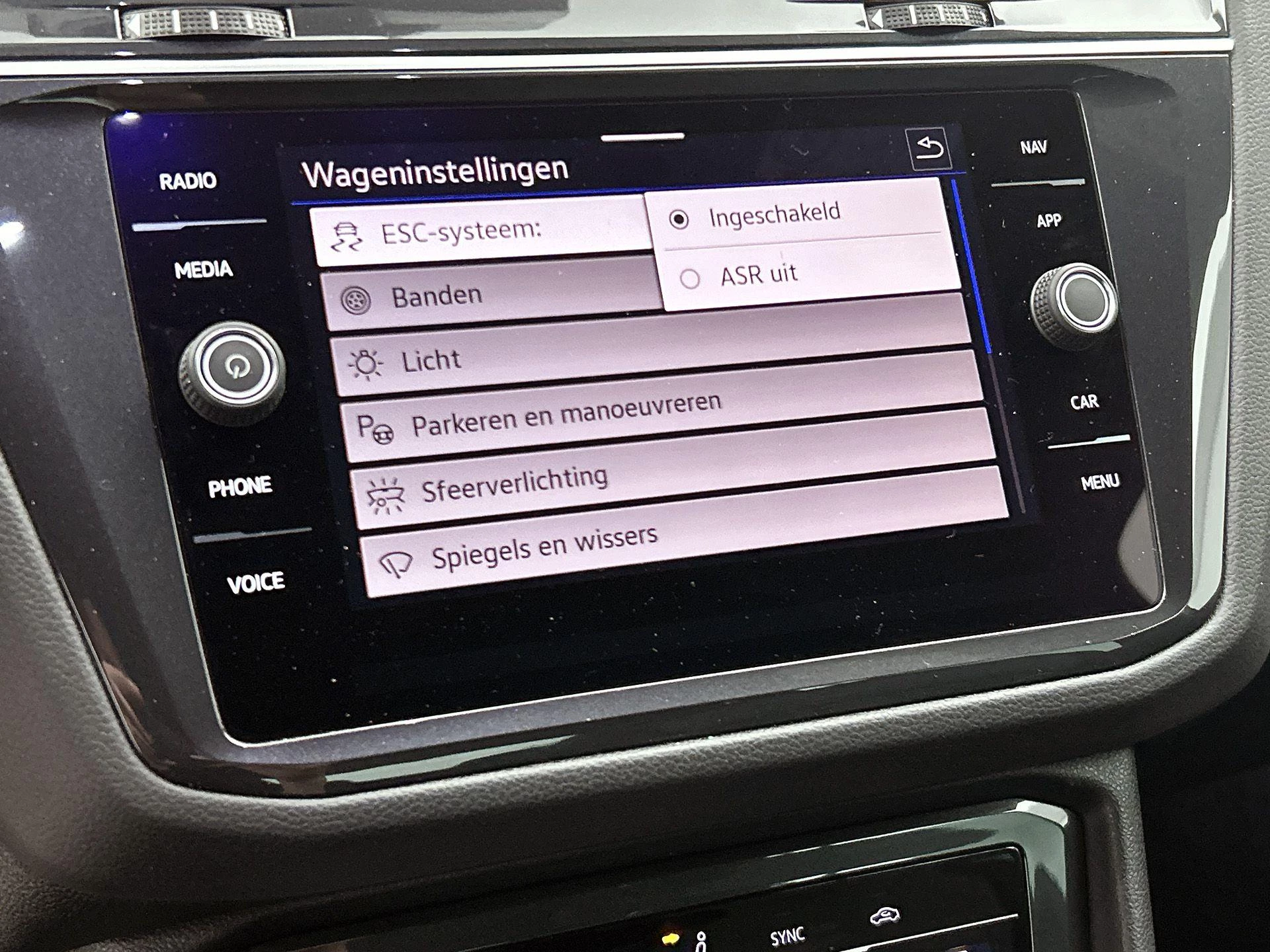 Volkswagen-Tiguan-image-10