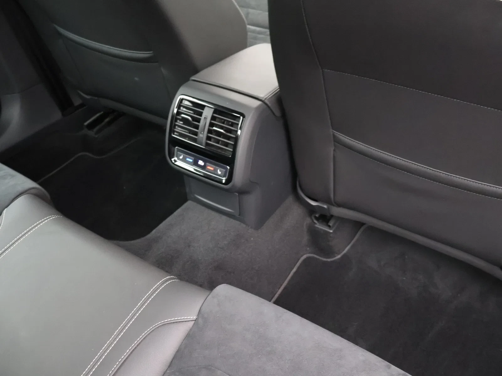 Volkswagen-Passat-image-11