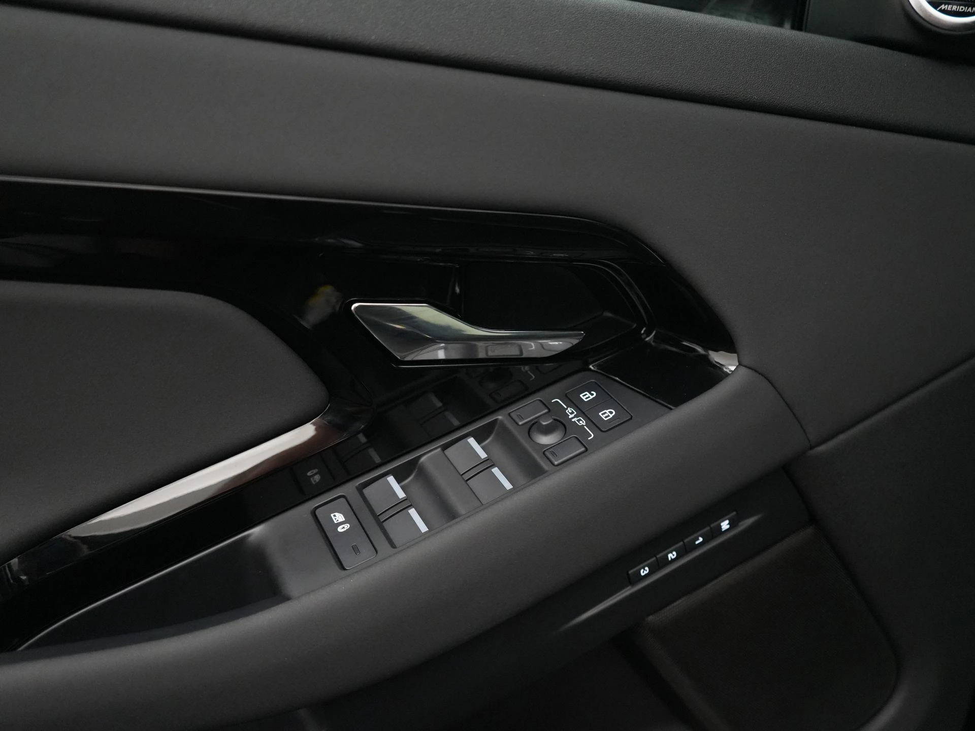 Land Rover-Range Rover Evoque-image-31