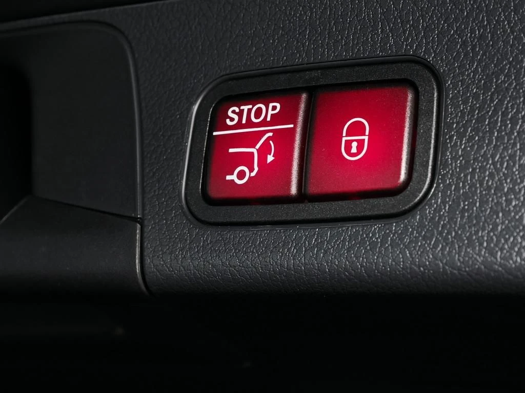 Mercedes-Benz-GLB 200-image-16