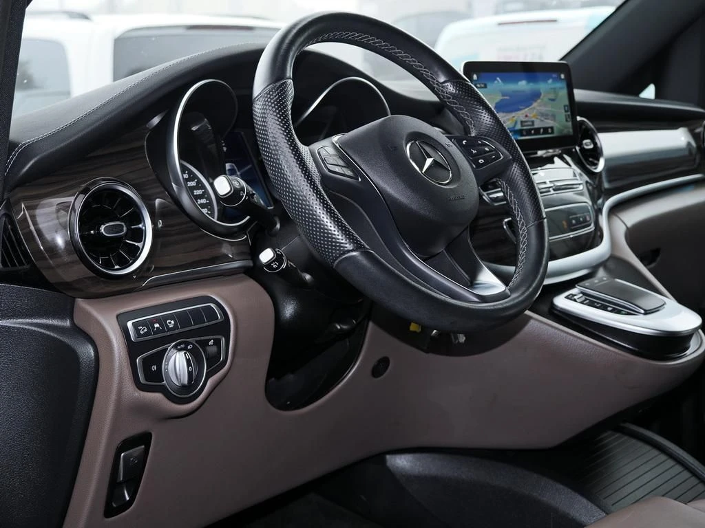 Mercedes-Benz-V-Klasse 300-image-9