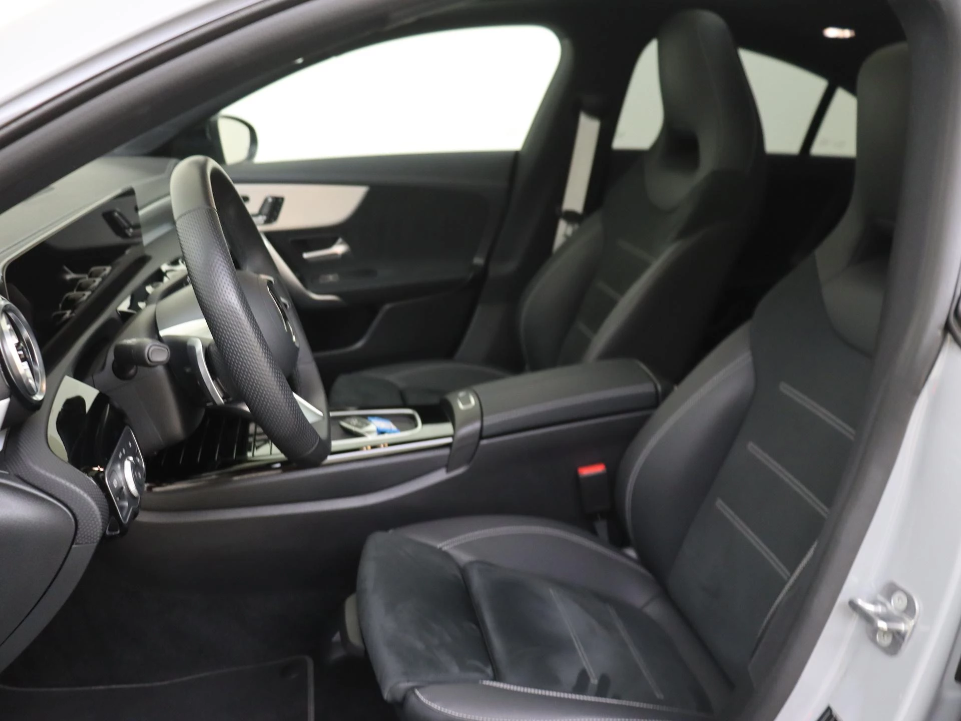 Mercedes-Benz-CLA-image-10