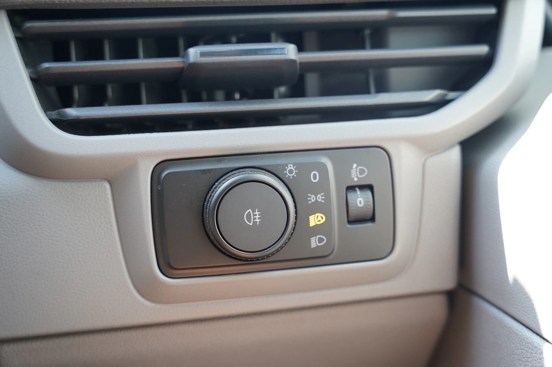 Volkswagen-Transporter-image-17