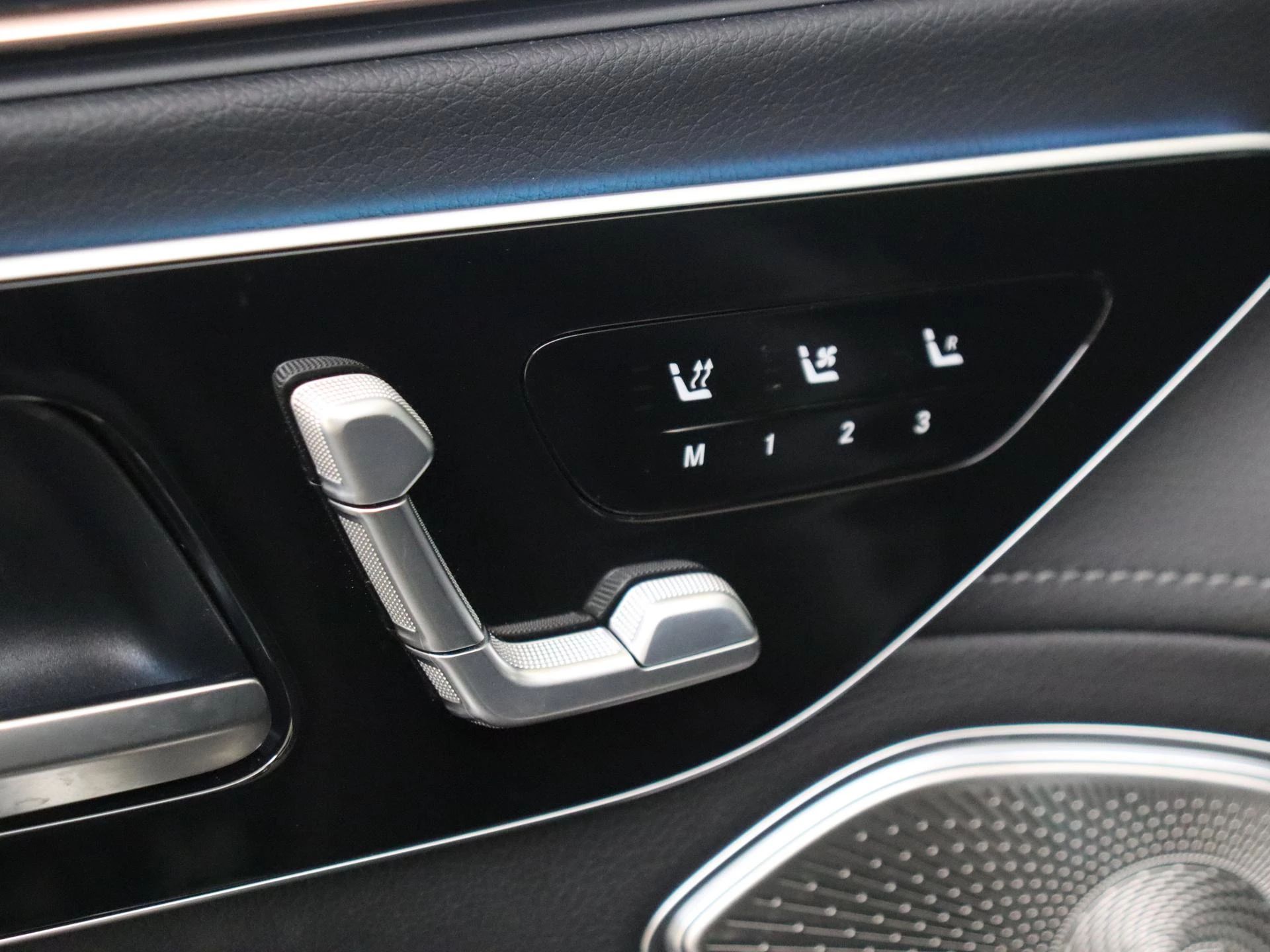 Mercedes-Benz-EQS-image-24
