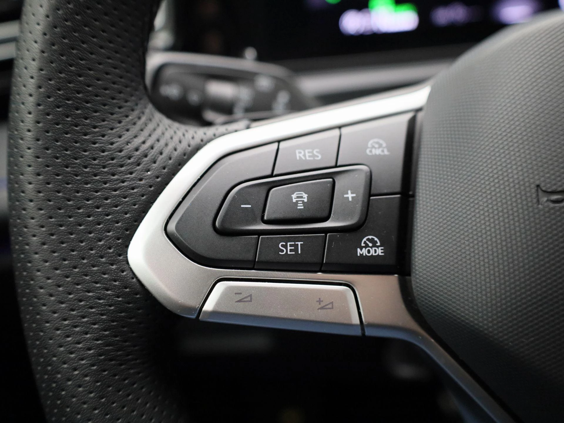 Volkswagen-Tiguan-image-24
