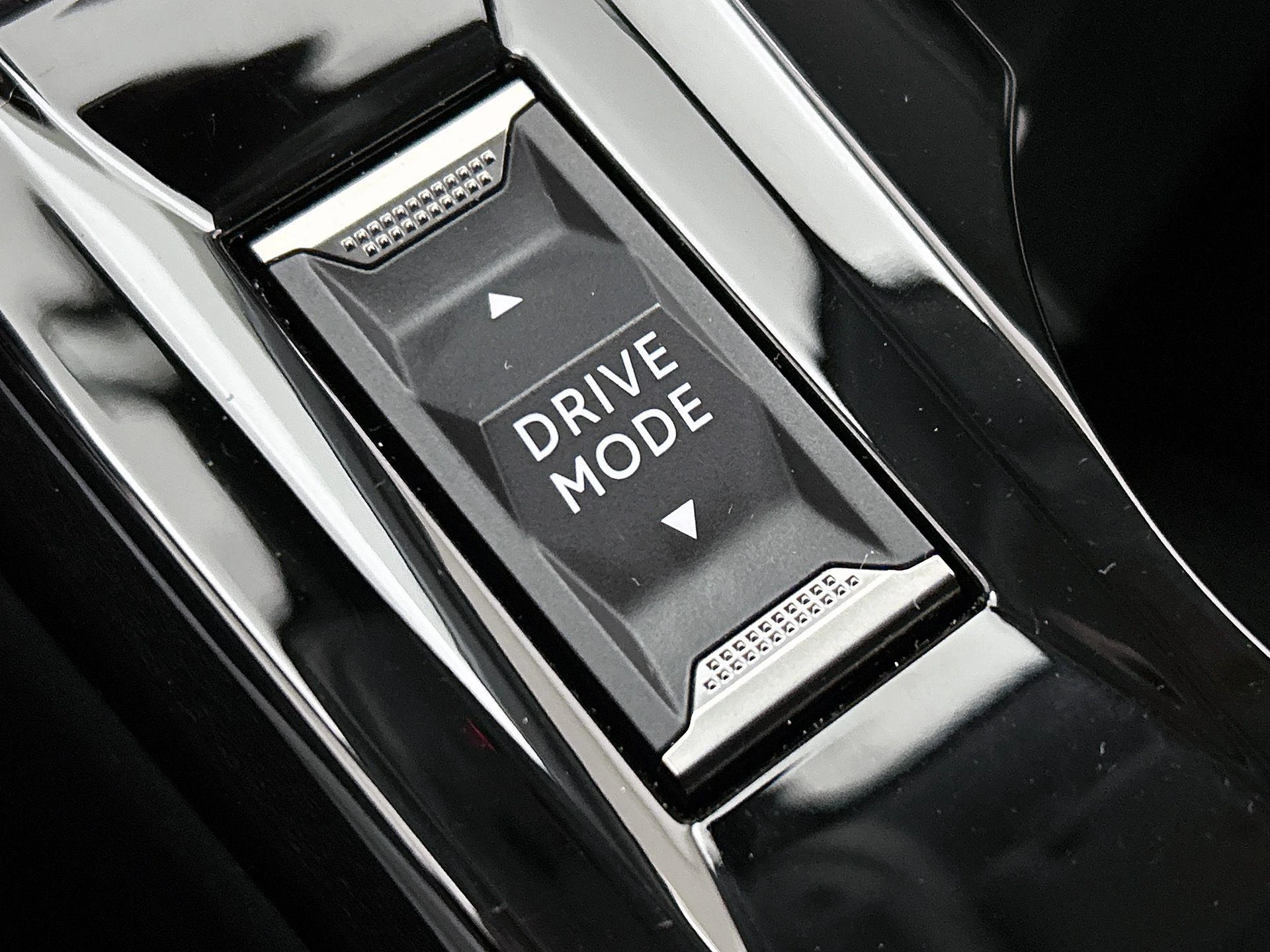 Peugeot-e-208-image-8