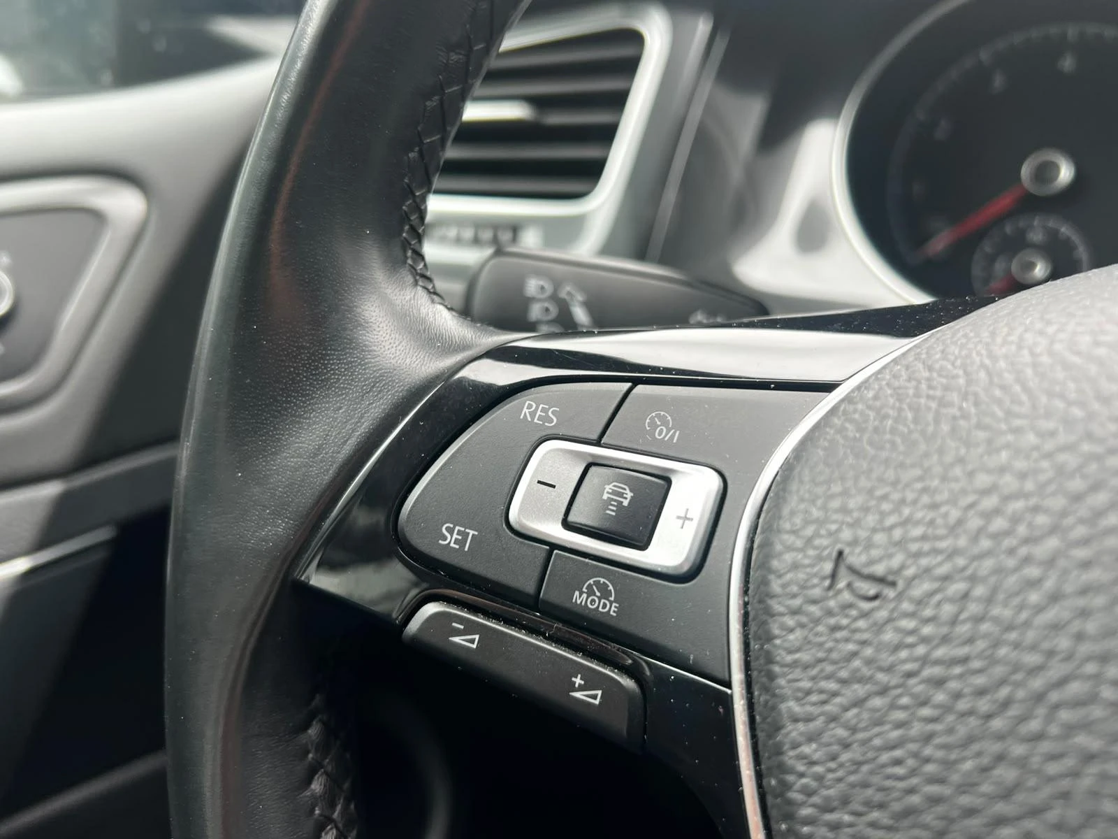 Volkswagen-Golf-image-4