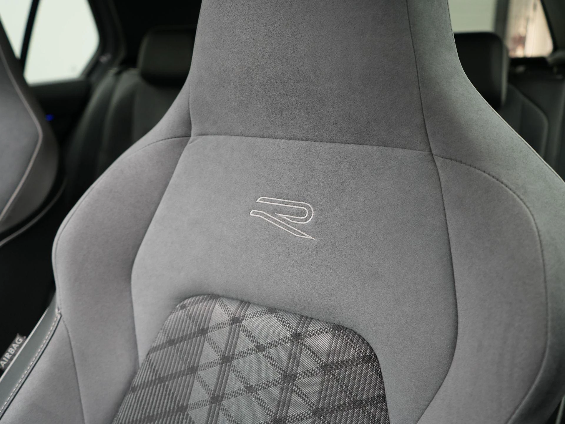 Volkswagen-Golf-image-49