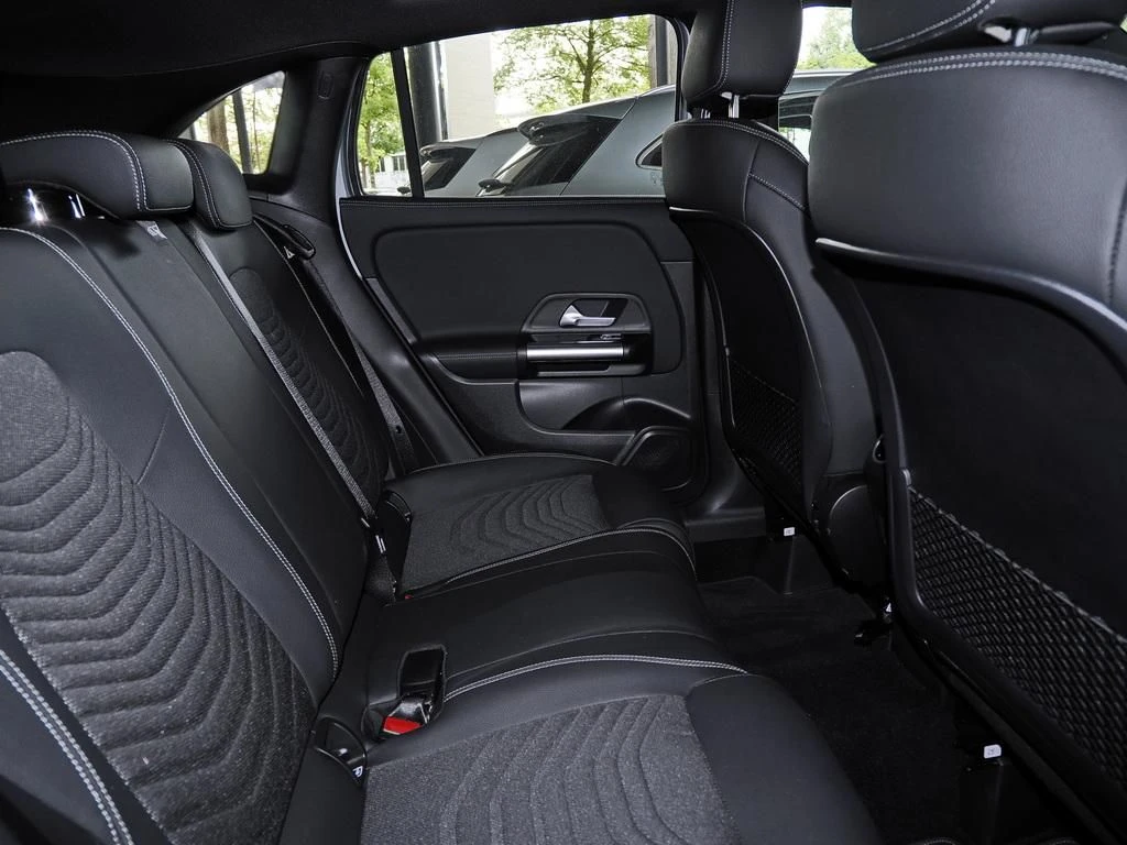 Mercedes-Benz-GLA 200 d-image-13
