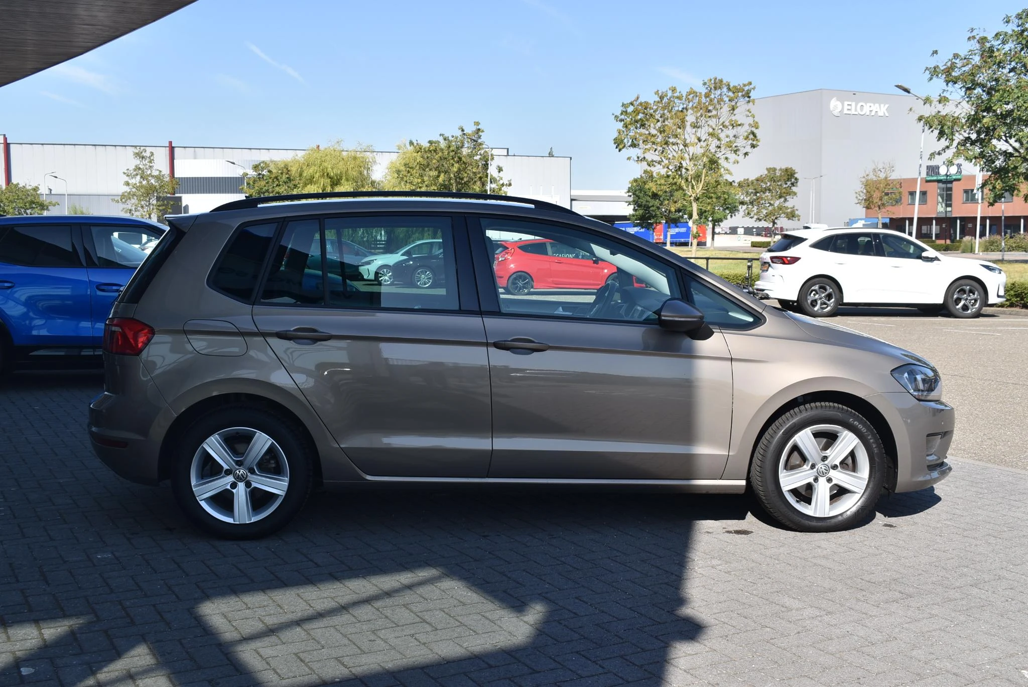 Volkswagen-Golf Sportsvan-image-3