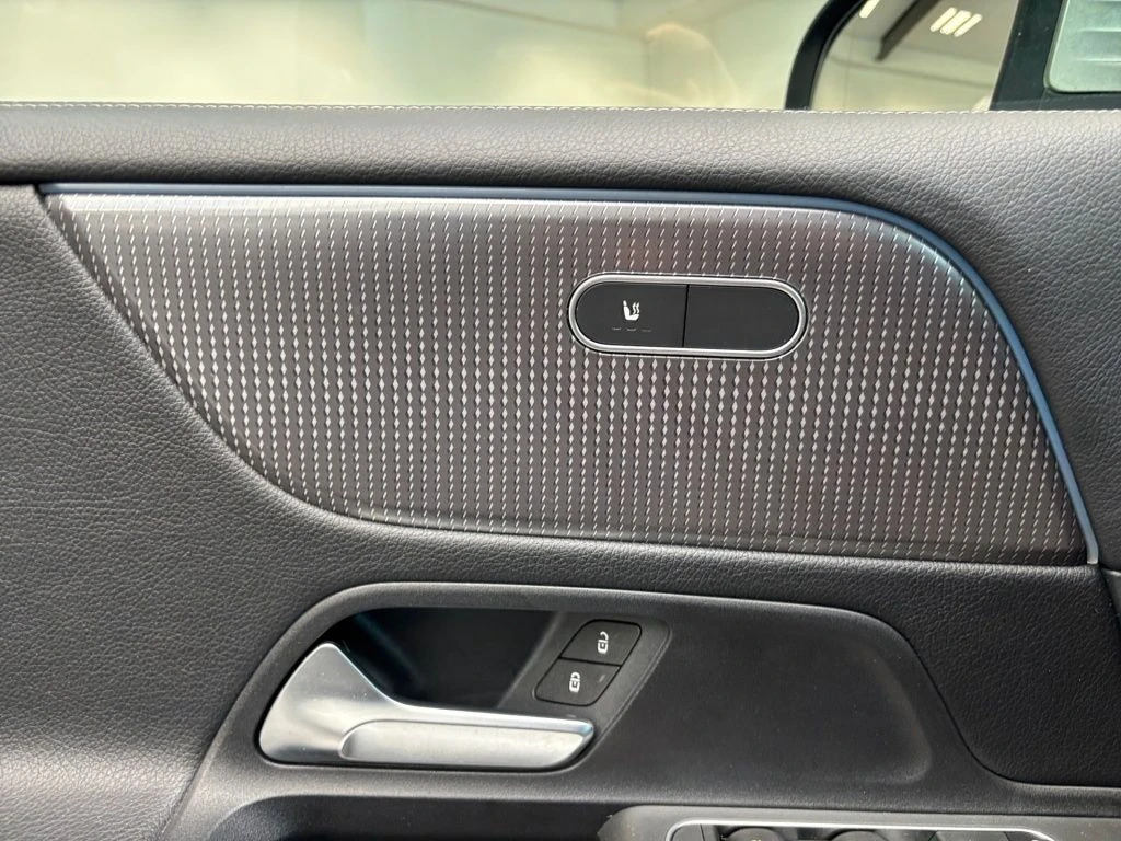 Mercedes-Benz-GLB 180 d-image-8