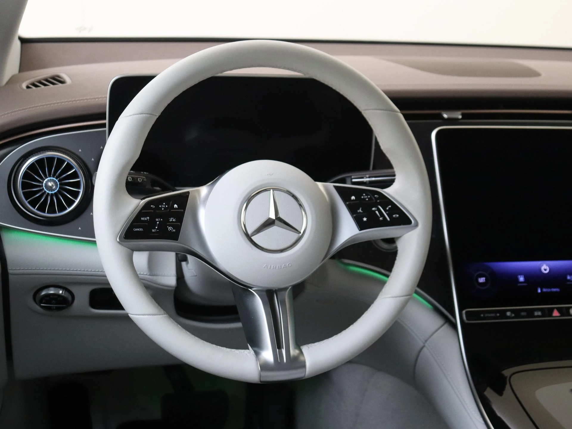Mercedes-Benz-EQE-image-12
