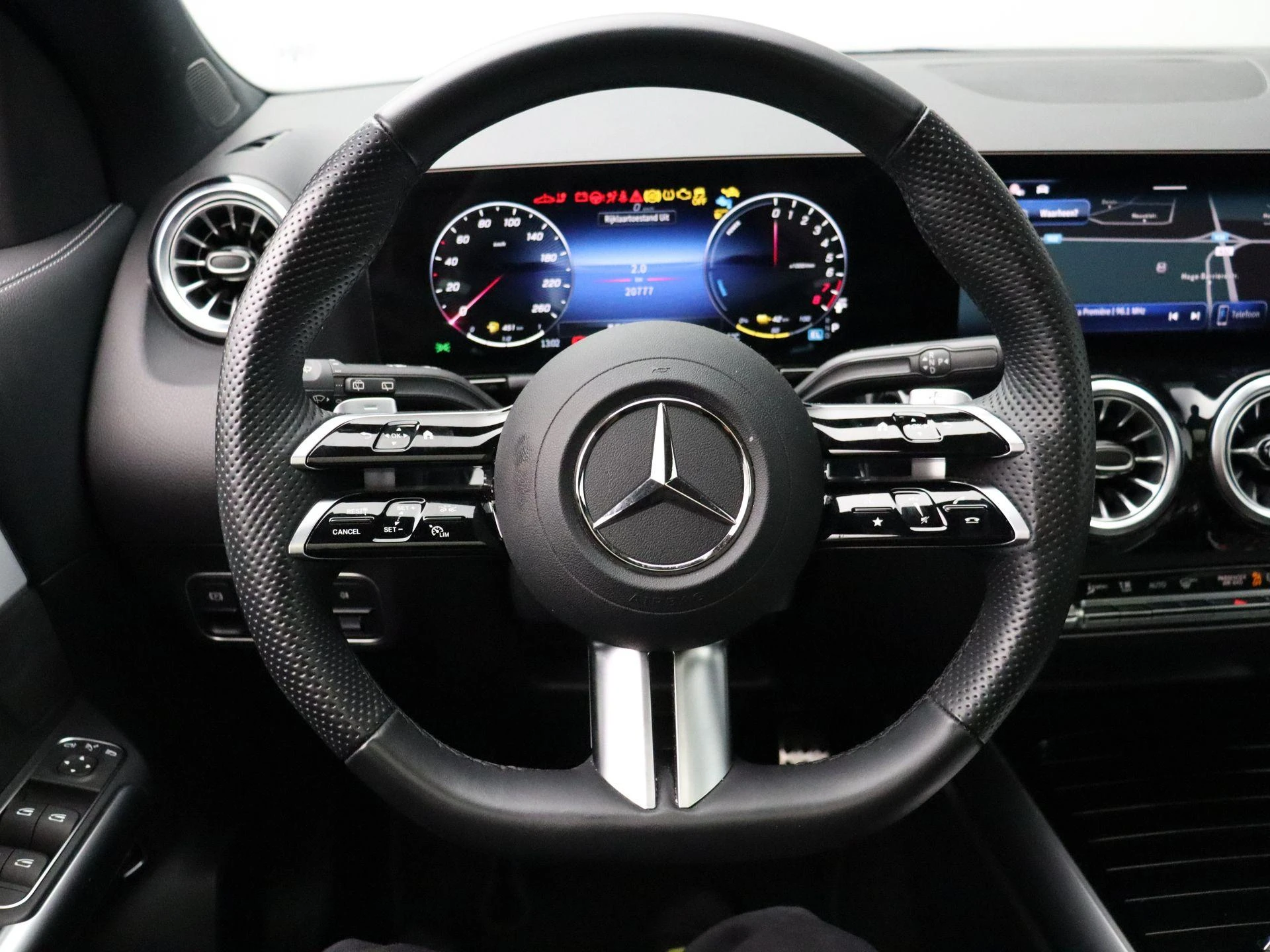Mercedes-Benz-GLA-image-15